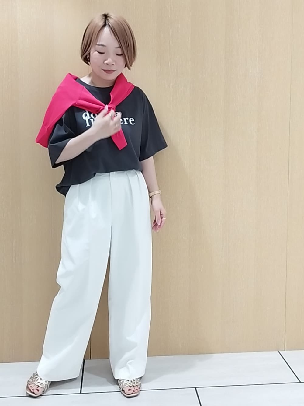 グレー系のTシャツ/カットソー、ピンク系のカーディガン/ボレロ、ホワイト系のその他パンツを着用したレディースの夏コーディネートの1枚目の写真