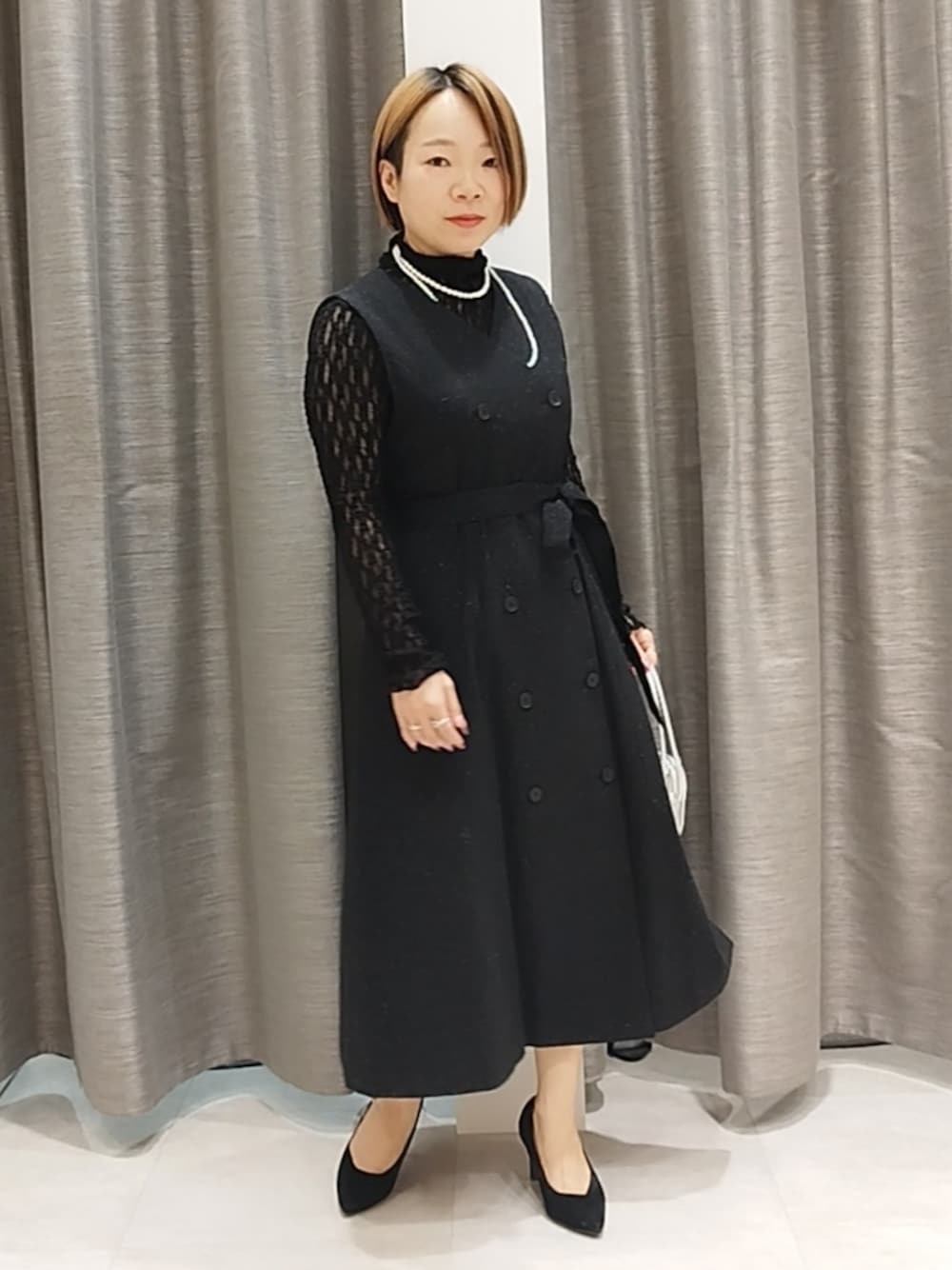 ブラック系のTシャツ/カットソー、シルバー系のショルダーバッグ、シルバー系のネックレスを着用したレディースの秋コーディネートの1枚目の写真