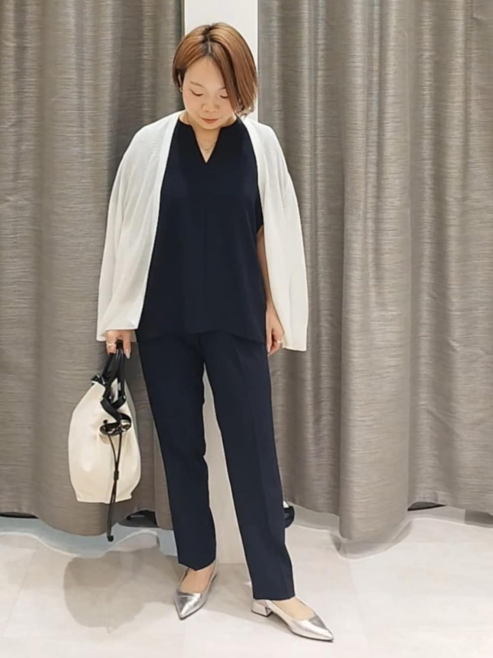 ホワイト系のカーディガン/ボレロ、ブルー系のシャツ/ブラウス、ブルー系のその他パンツを着用したレディースの夏コーディネートの1枚目の写真