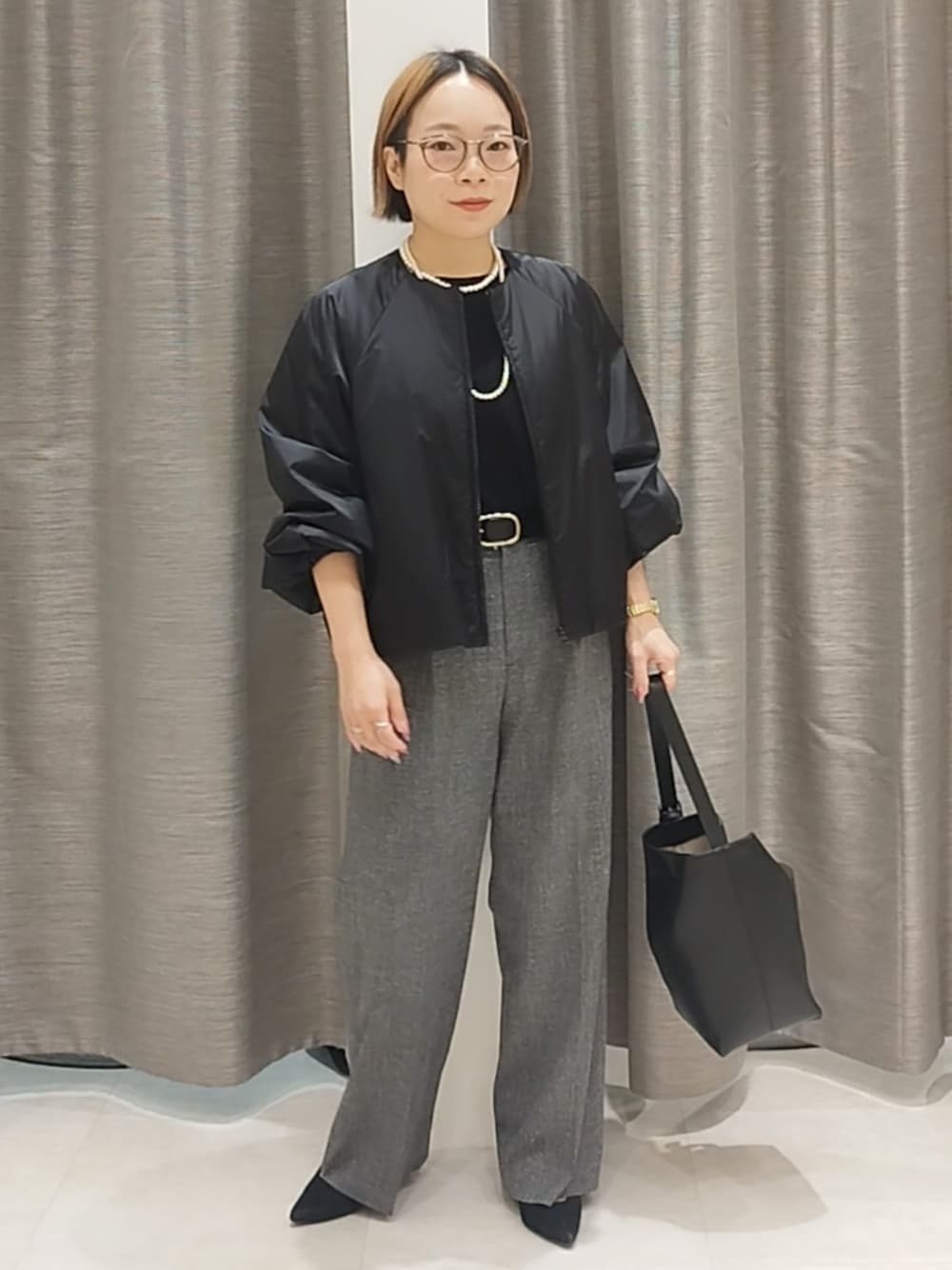 ホワイト系のTシャツ/カットソー、グレー系のその他パンツ、ブラック系のショルダーバッグを着用したレディースの秋コーディネートの1枚目の写真
