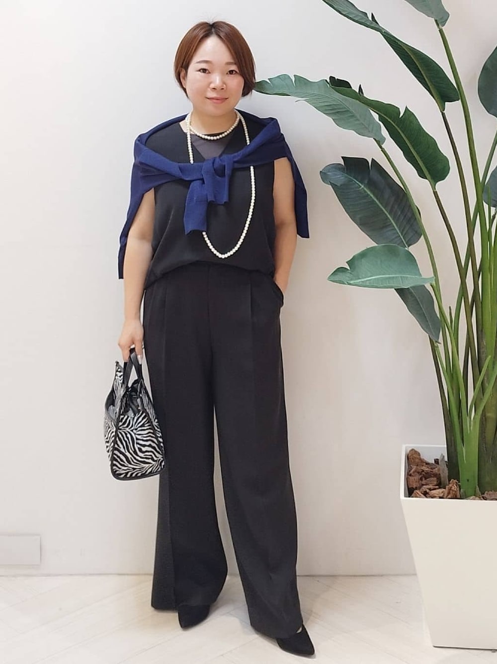 ブラック系のシャツ/ブラウス、グレー系のTシャツ/カットソー、ブラック系のその他パンツを着用したレディースの秋コーディネートの1枚目の写真