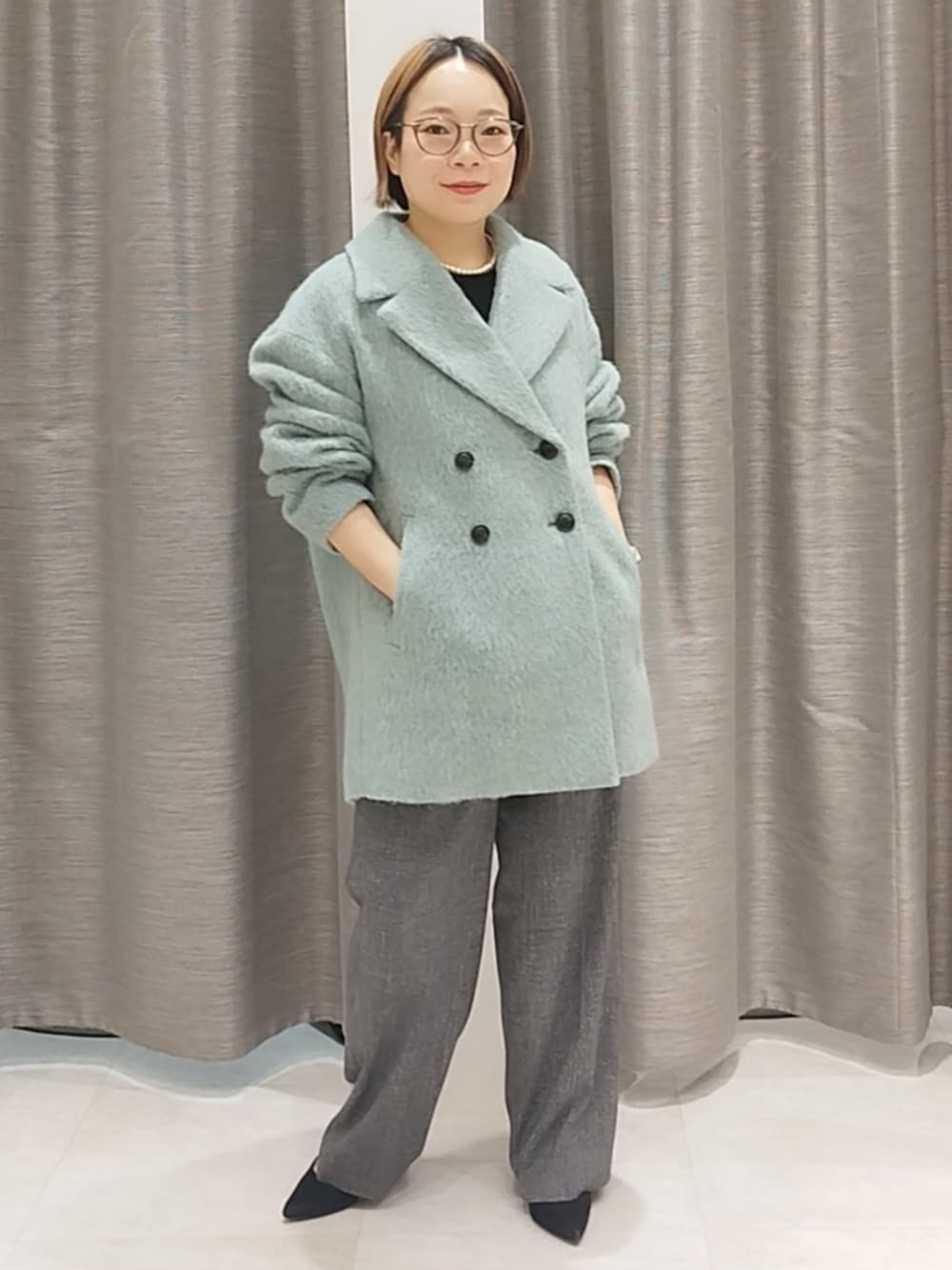 ブラック系のニット/セーター、グレー系のその他パンツ、ゴールド系のネックレスを着用したレディースの秋コーディネートの1枚目の写真