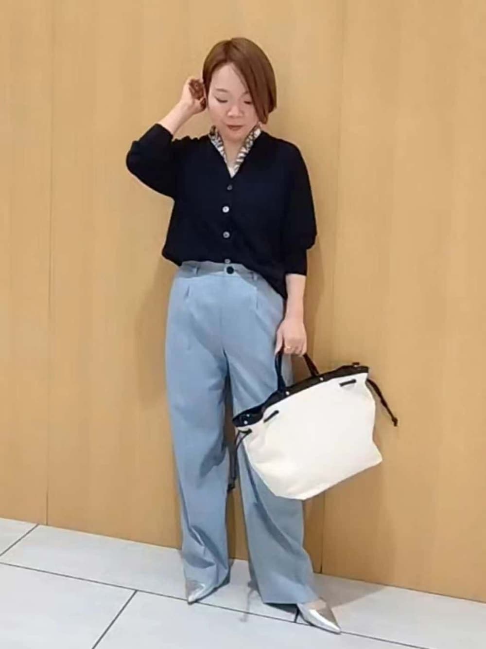 ブルー系のカーディガン/ボレロ、ブルー系のその他パンツを着用したレディースの春コーディネートの1枚目の写真