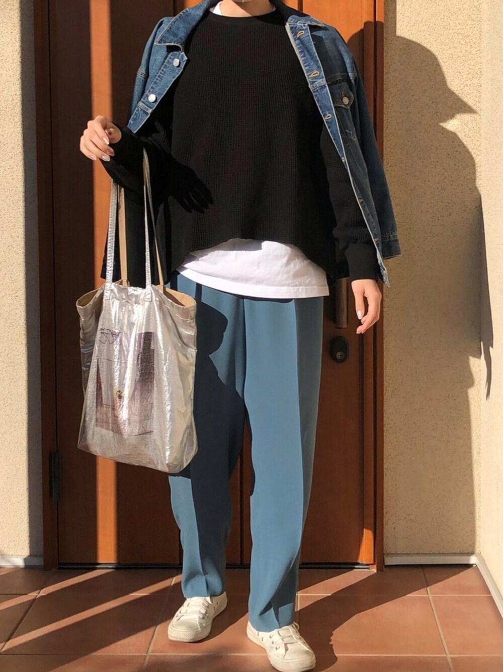 ブルー系のデニムジャケット、ブラック系のTシャツ/カットソー、ブルー系のその他パンツを着用したレディースの冬コーディネートの1枚目の写真