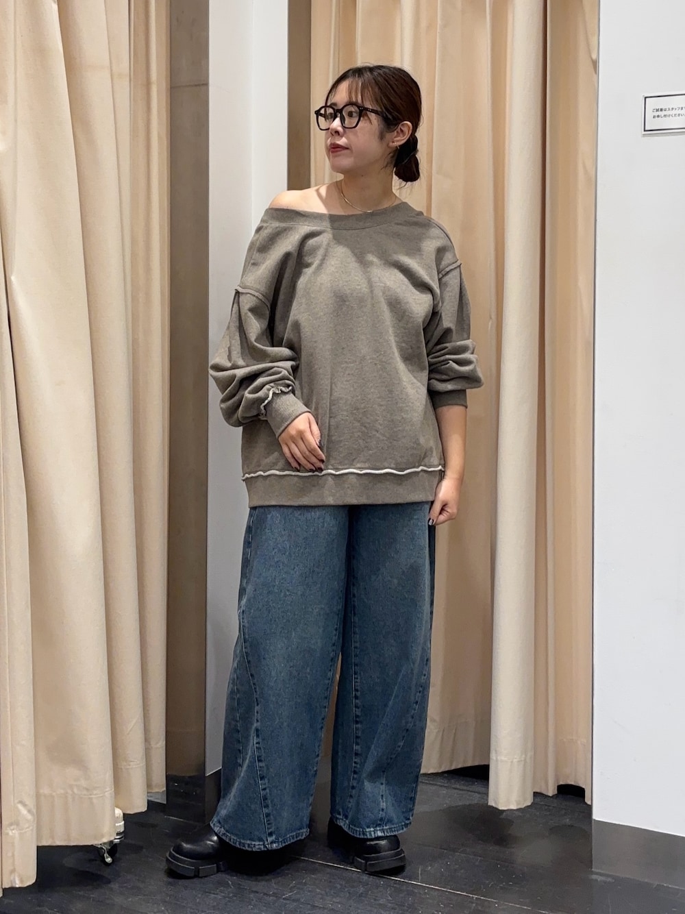 ベージュ系のTシャツ/カットソー、ブルー系のデニムパンツを着用したレディースの秋コーディネートの1枚目の写真