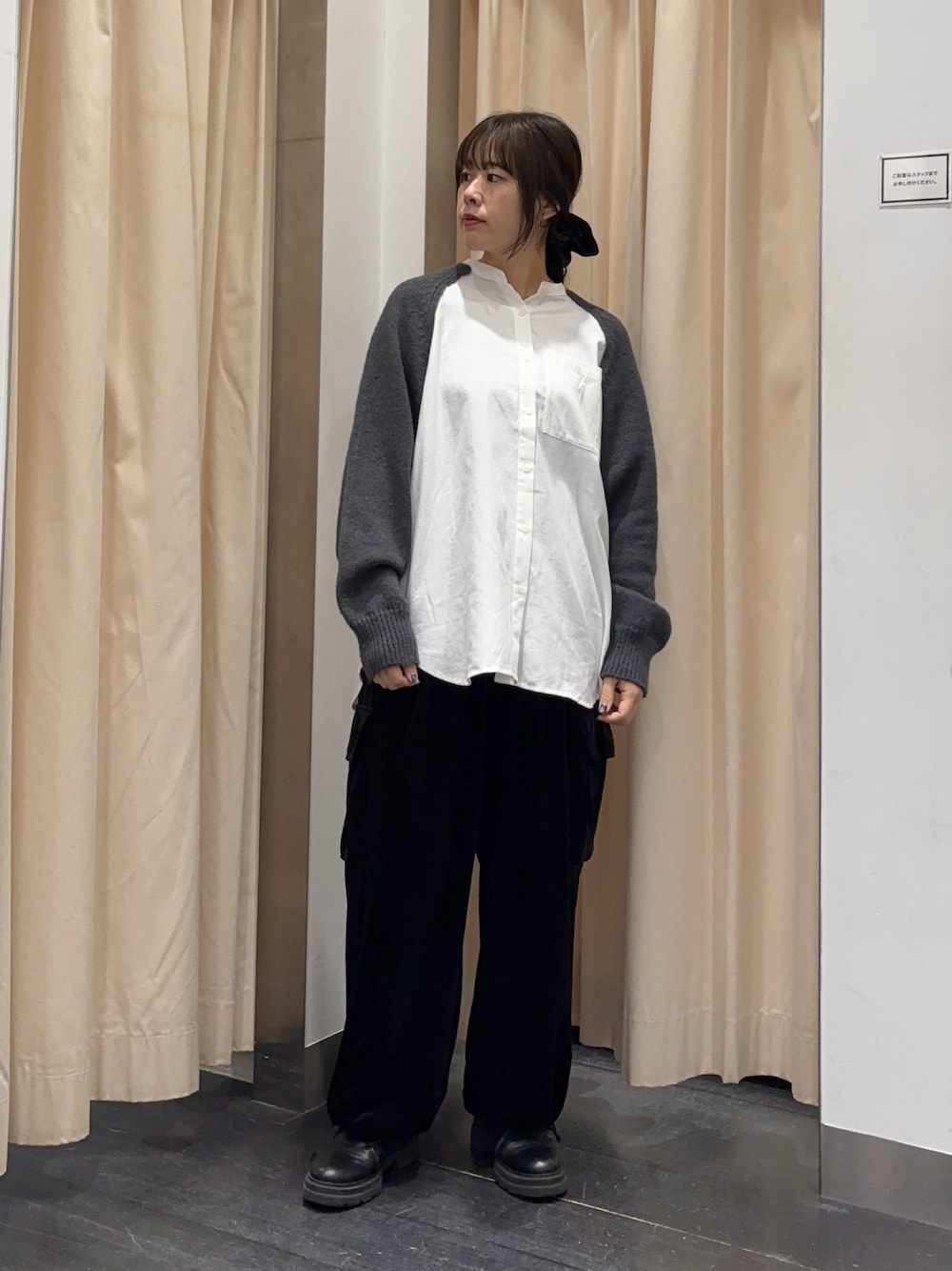 グレー系のシャツ/ブラウス、ブラック系のその他パンツを着用したレディースの秋コーディネートの1枚目の写真