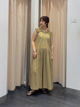 「KBF（ケイビーエフ）の2WAYローギャザーワンピース（ワンピース、ベージュ系）」を使った、maikoさん（レディース・159cm）の春コーディネート