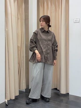 「KBF（ケイビーエフ）のランダムタックデザインストライプシャツ（シャツ/ブラウス、ブラウン系）」を使った、maikoさん（レディース・159cm）の春コーディネート
