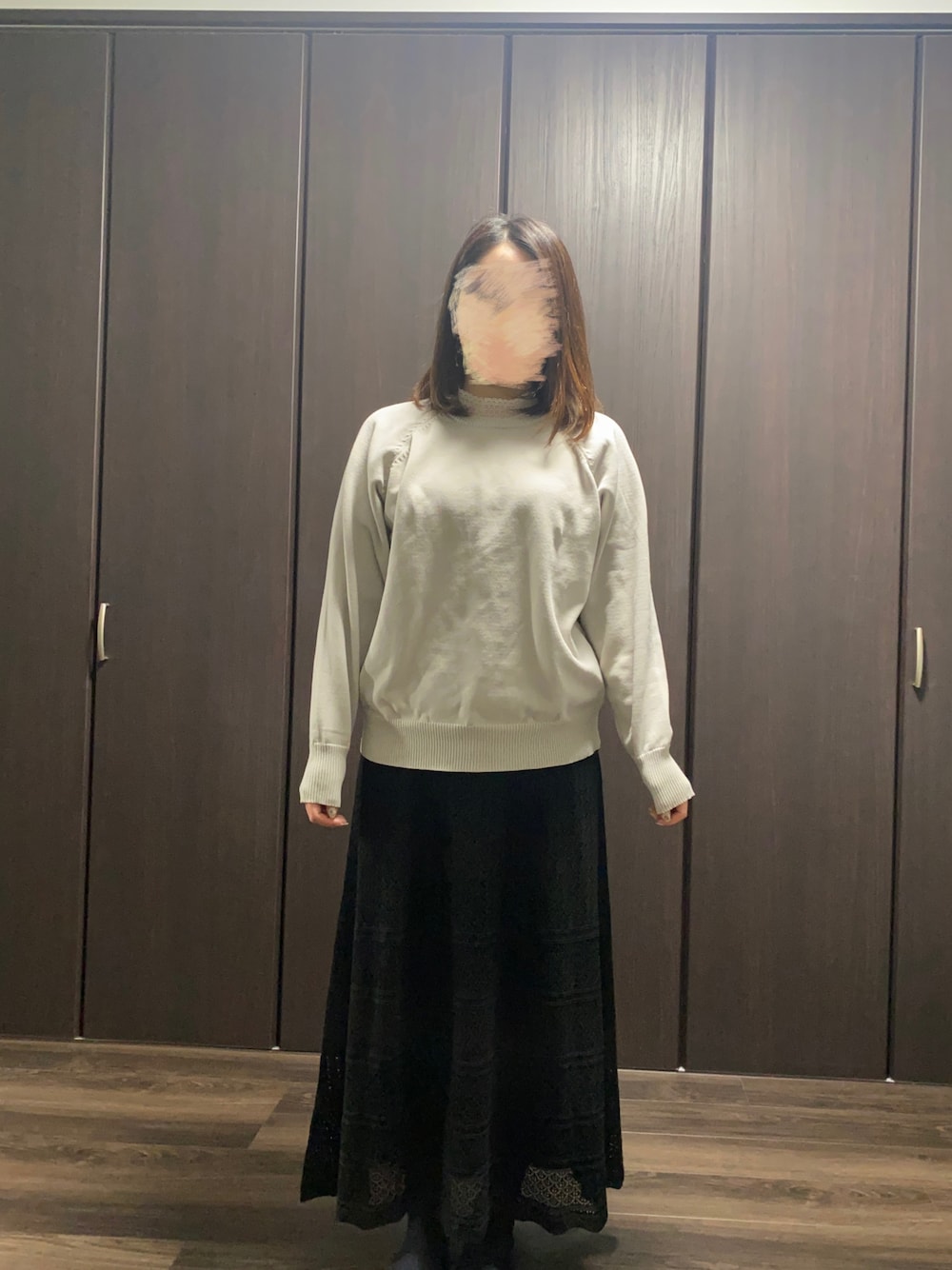 ブラック系のスカート、グレー系のカーディガン/ボレロを着用したレディースの春コーディネートの1枚目の写真