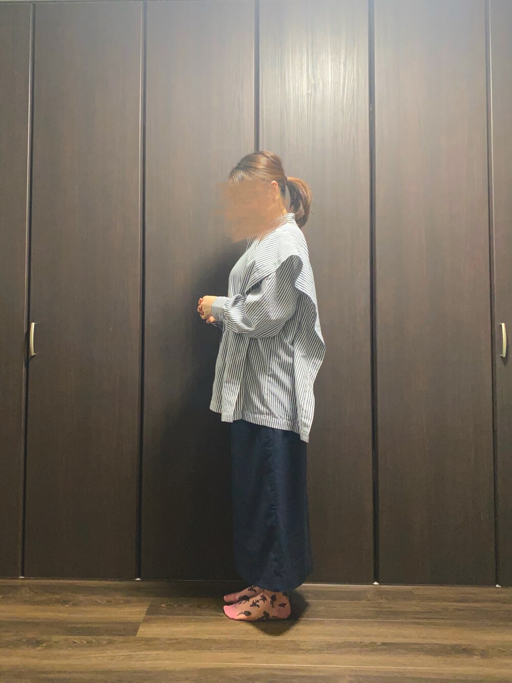 「秋服コーデ、休日スタイル、大人カジュアル、大人可愛い、スカートスタイル、低身長コーデ、ぽっちゃりでもおしゃれしたい！、ぽっちゃり」｜「Bonjour Saganのスクエアポンチョシャツ（シャツ/ブラウス、ホワイト系）」を使った、千日紅さん（レディース・156cm）の秋コーディネートの1枚目の写真
