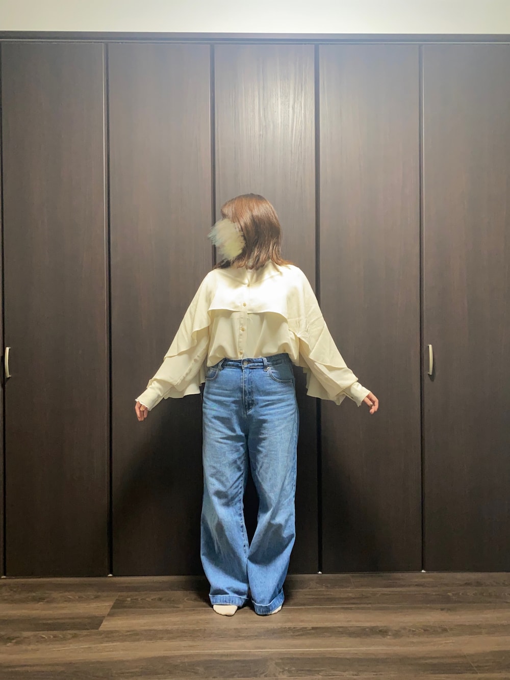 ブルー系のデニムパンツ、ホワイト系のシャツ/ブラウス、ホワイト系のTシャツ/カットソーを着用したレディースの秋コーディネートの1枚目の写真