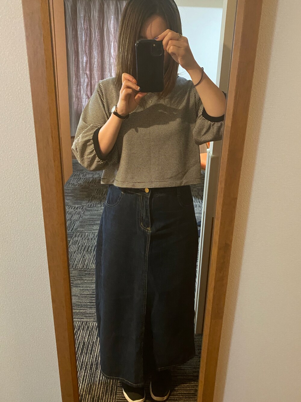 「ぽっちゃり、大人カジュアル、お出かけコーデ、着回しコーデ、シンプルコーデ、デニムスカート、大人かわいい」｜「DAY CLOSETのレディース キレカジバックスリットデニムスカート（デニムスカート、ブルー系）」を使った、千日紅さん（レディース・156cm）の秋コーディネートの1枚目の写真
