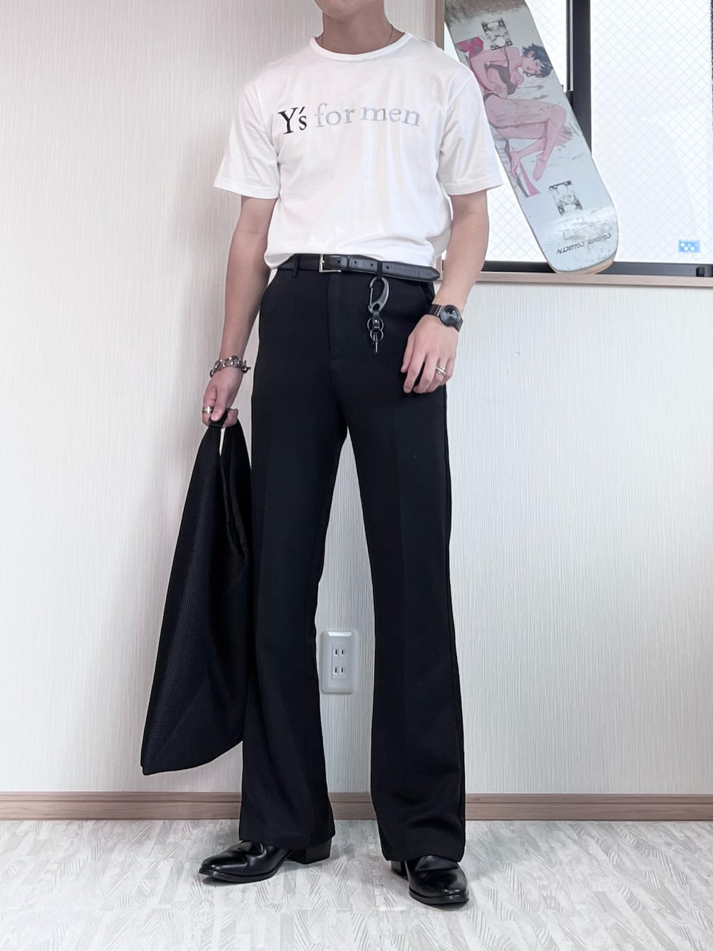 「シンプルコーデ、夏コーデ、Tシャツ、モノトーン、ブーツ、ヒールブーツ、タックイン、トートバッグ、スラックス、フレアパンツ」｜「Y'sのアイテム（Tシャツ/カットソー、ホワイト系）」を使った、あおいさん（メンズ・174cm）の夏コーディネートの1枚目の写真