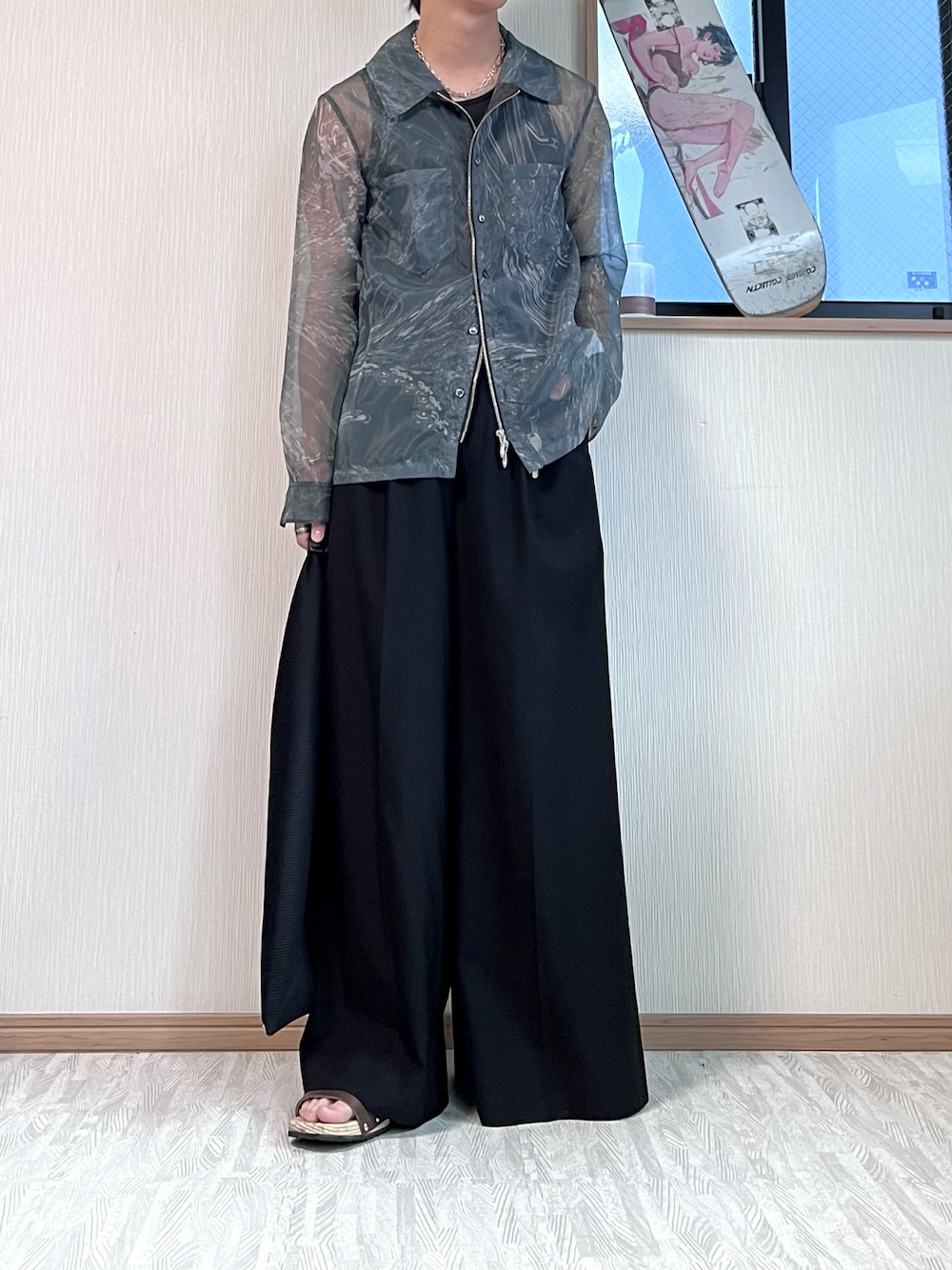 「秋、秋コーデ、初秋コーデ、シースルー、シースルートップス、シースルーシャツ、フレアパンツ、フレアスラックス、サンダル、サンダルコーデ、モノトーン、モノトーンコーデ、WEARyouthコーデ、秋服準備はじめました」｜「MASUのZIP-UP MARBLE BANDANA SHIRT（シャツ/ブラウス、ブラック系）」を使った、あおいさん（メンズ・174cm）の夏コーディネートの1枚目の写真
