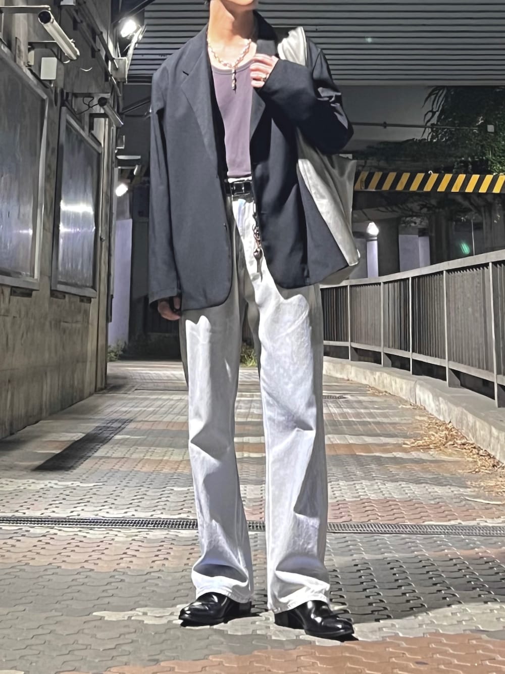 「秋服まるっと大公開、秋、秋コーデ、テーラードジャケット、ジャケットスタイル、ノースリーブ、タンクトップ、デニム、デニムパンツ、箔押し加工、ヒール、ヒールブーツ、モノトーン、モノトーンコーデ、シンプルコーデ」｜「LAD MUSICIANのアイテム（テーラードジャケット、ブラック系）」を使った、あおいさん（メンズ・174cm）の秋コーディネートの1枚目の写真