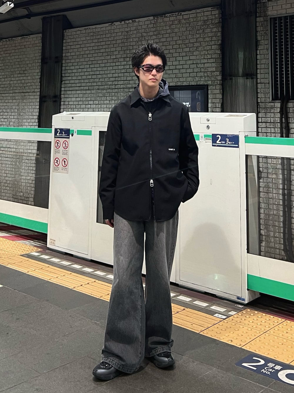 「シンプルコーデ、シャツ、シャツスタイル、ジップシャツ、ナイロン、ナイロンジャケット、デニム、デニムパンツ、ブラックデニム、エレファントジーンズ、スニーカー、スニーカーコーデ、サングラス、モノトーン、モノトーンコーデ」｜「OAMCのアイテム（シャツ/ブラウス、ブラック系）」を使った、あおいさん（メンズ・174cm）の冬コーディネートの1枚目の写真