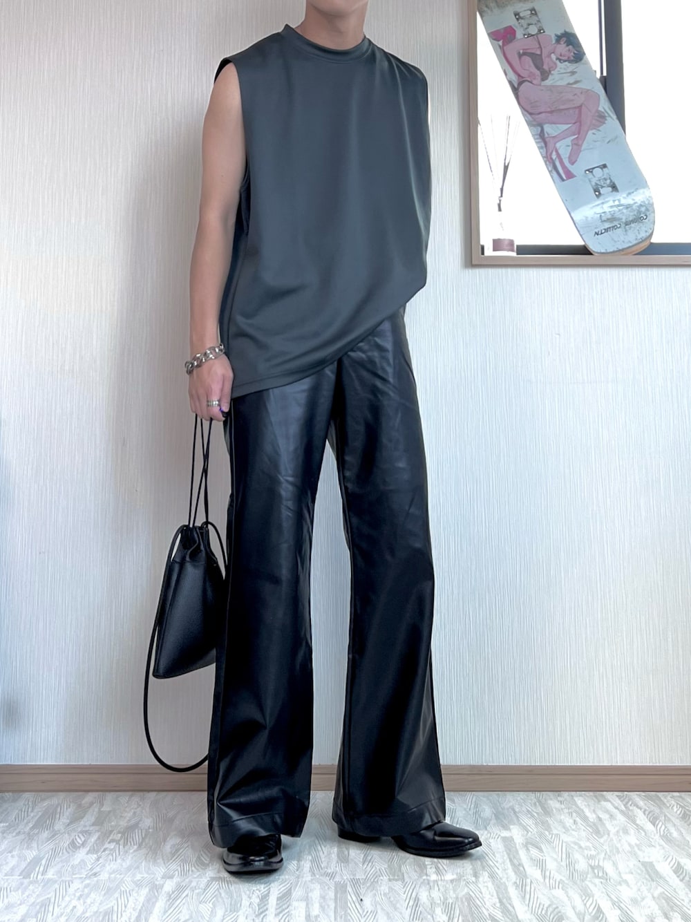 「夏コーデ、夏、ノースリーブ、タンクトップ、レザーパンツ、フレアパンツ、革靴、ブーツ、ヒールブーツ、ブーツスタイル、巾着バッグ、ミニバッグ」｜「N.HOOLYWOODのアイテム（タンクトップ、グレー系）」を使った、あおいさん（メンズ・174cm）の夏コーディネートの1枚目の写真