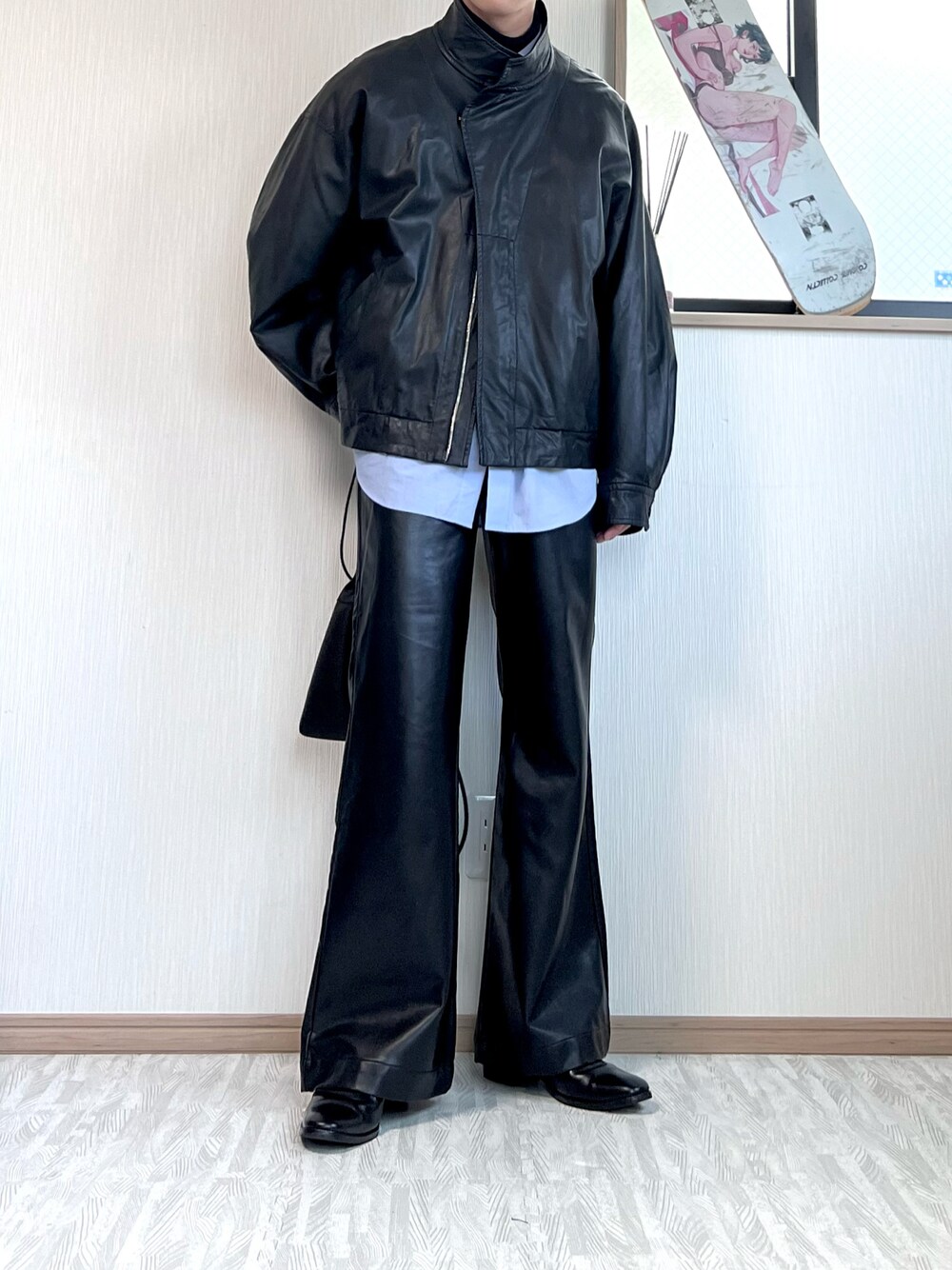 「ほめられ本命コーデ、春、春コーデ、レザー、レザージャケット、ブルゾン、フレアパンツ、レザーパンツ、ヒール、ヒールブーツ、サックスブルー、青シャツ、モノトーン、モノトーンコーデ」｜「steinのアイテム（ブルゾン、ブラック系）」を使った、あおいさん（メンズ・174cm）の冬コーディネートの1枚目の写真