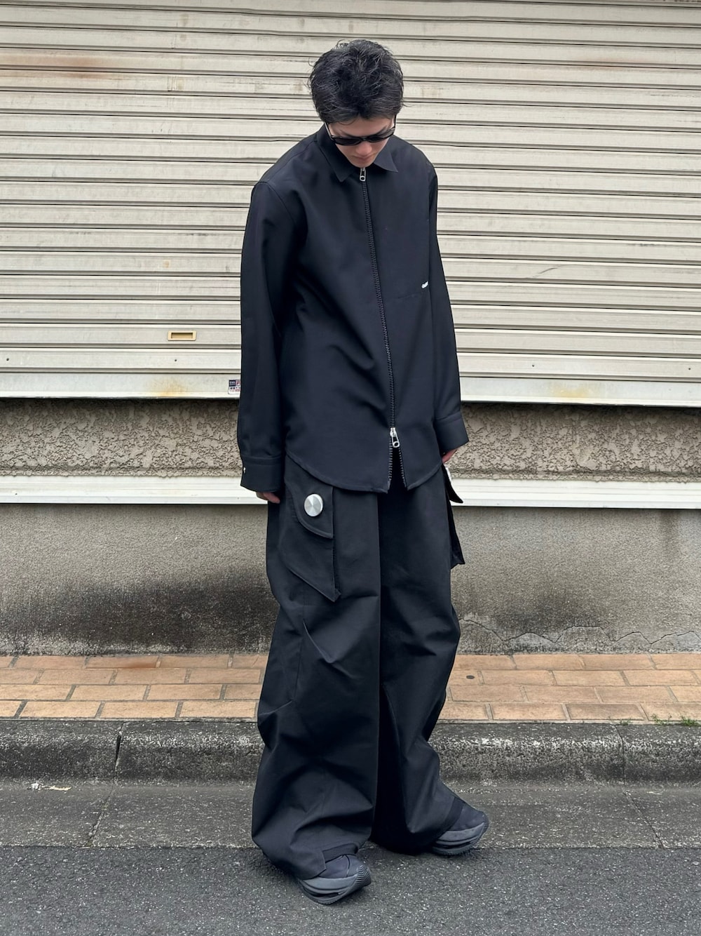 「春、春コーデ、シャツスタイル、ジップシャツ、カーゴパンツ、テックウェア、テックパンツ、スニーカー、スニーカーコーデ、サングラス、モノトーン、モノトーンコーデ、オールブラック、オールブラックコーデ、cmmawear」｜「OAMCのアイテム（シャツ/ブラウス、ブラック系）」を使った、あおいさん（メンズ・174cm）の春コーディネートの1枚目の写真