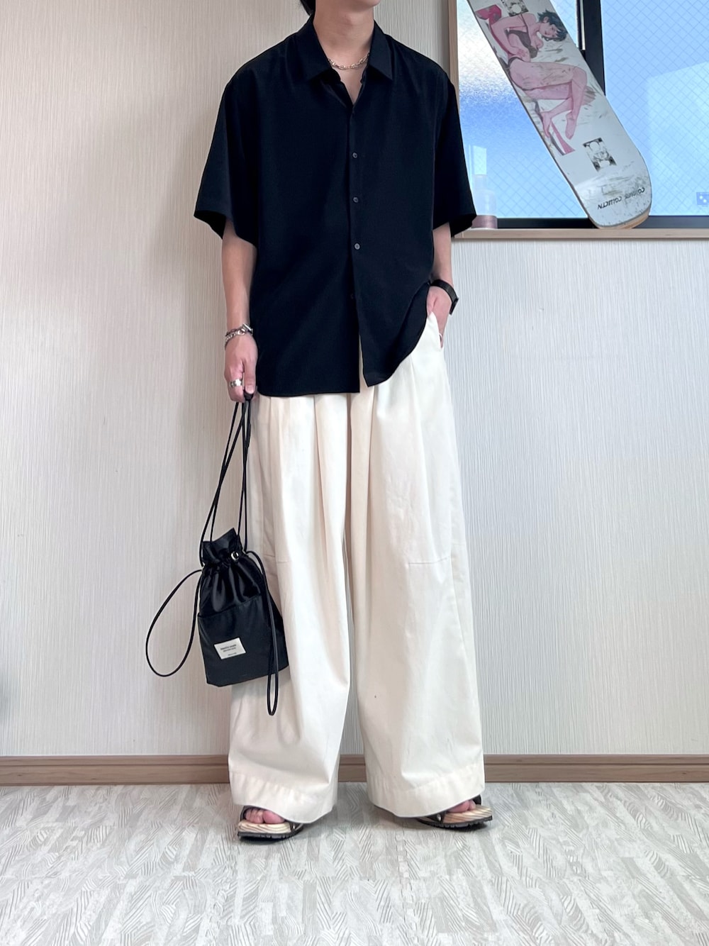 「初夏コーデ、夏、夏コーデ、半袖シャツ、ワイドパンツ、バギーパンツ、白パンツ、サンダル、サンダルコーデ、下駄、モノトーン、モノトーンコーデ、白黒コーデ、シンプル、シンプルコーデ」｜「LAD MUSICIANのDECHINE S/S SHIRT（シャツ/ブラウス、ブラック系）」を使った、あおいさん（メンズ・174cm）の夏コーディネートの1枚目の写真