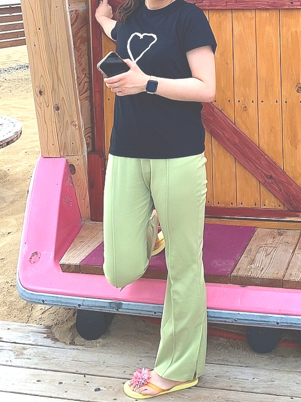 「海」｜「agnes b.のSAE0 TS サラエボハートTシャツ（Tシャツ/カットソー、ブラック系）」を使った、ｙさん（レディース・157cm）の秋コーディネートの1枚目の写真