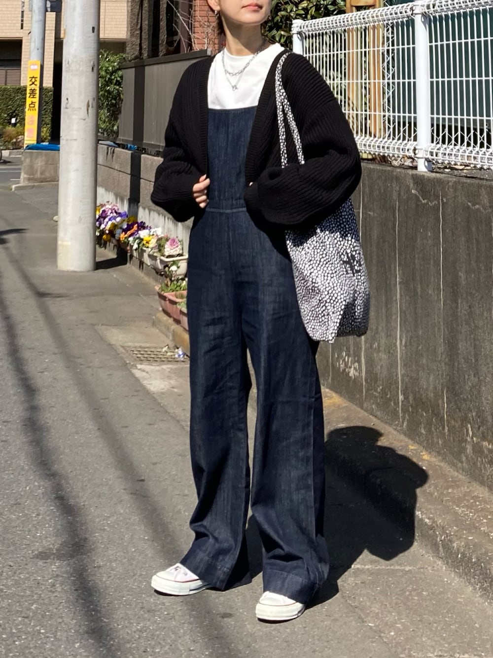 「春服デビュー宣言、春コーデ、春服みてみて、シンプルコーデ、カーディガン、ボレロ、ショート丈トップス、白Tシャツ、サロペット、デニム、コンバース、スニーカー、トートバッグ、きれいめカジュアル、プチプラ」｜「WEGOのWEGO/畔編みニットボレロ（カーディガン/ボレロ、ブラック系）」を使った、ＫＲさん（レディース・159cm）の春コーディネートの1枚目の写真