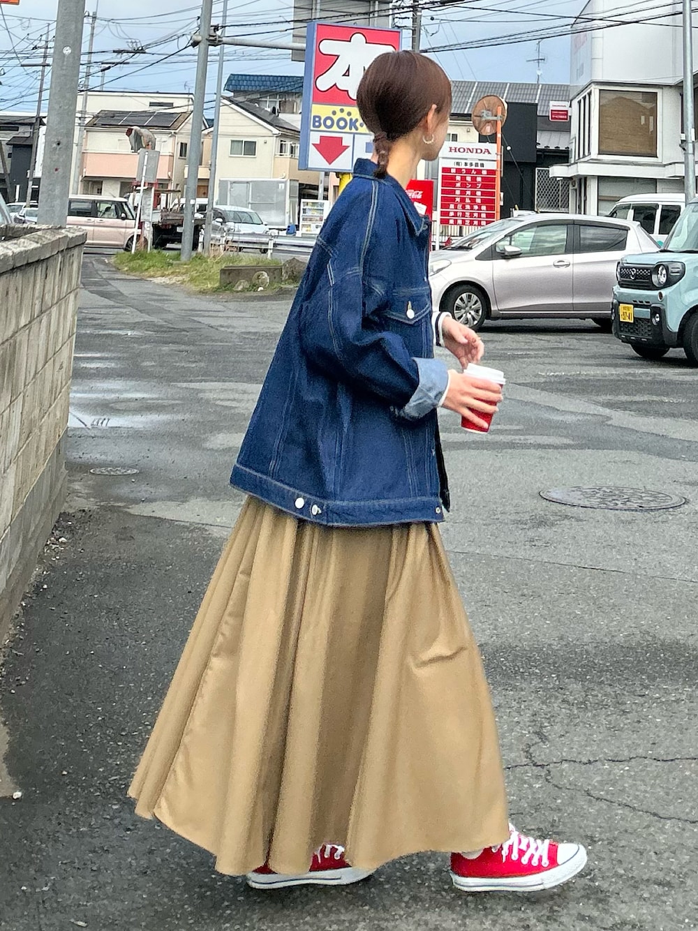 「春のおしゃ見えテクニック、春コーデ、春アウター、シンプルコーデ、お出かけコーデ、プチプラ、デニム、ロングスカート、きれいめカジュアル、大人カジュアル、休日スタイル、スニーカー、コンバース、春色」｜「AS KNOW AS plusの◎ビッグシルエットジャケット　セットアップ可能（デニムジャケット、ブルー系）」を使った、ＫＲさん（レディース・159cm）の春コーディネートの1枚目の写真