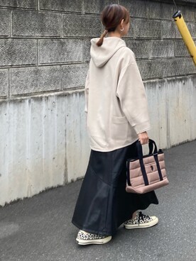 パーカーを使った「ロングスカート」の人気ファッションコーディネート 