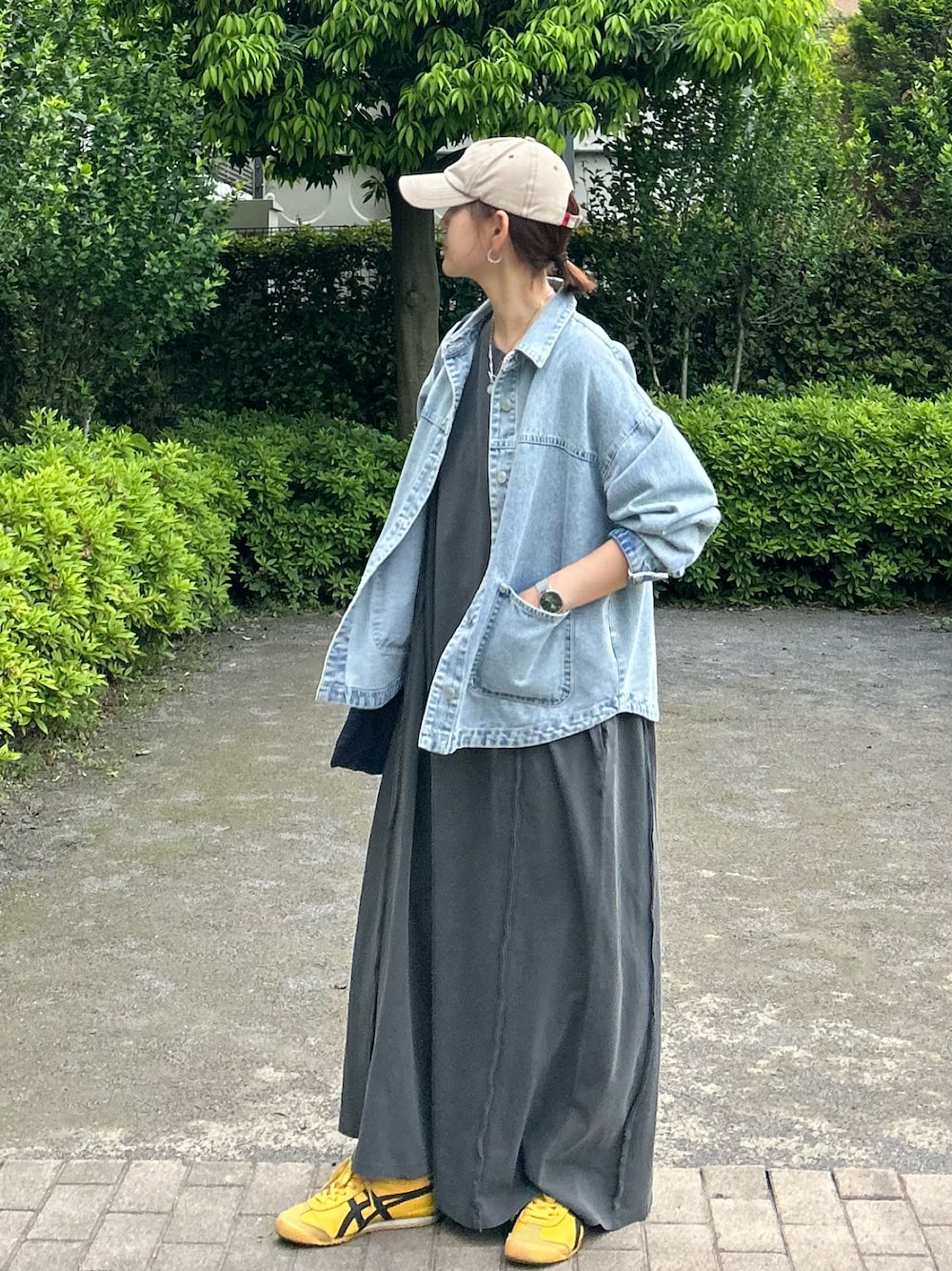「やっぱり帽子が好き、キャップ、デニムジャケット、デニム、ワンピース、デニムシャツ、スニーカー、トートバッグ、シャツスタイル、休日スタイル、春夏コーデ、お出かけコーデ、デートコーデ、プチプラ、きれいめカジュアル」｜「notch.のデニムシャツジャケット（デニムジャケット、ブルー系）」を使った、ＫＲさん（レディース・159cm）の夏コーディネートの1枚目の写真