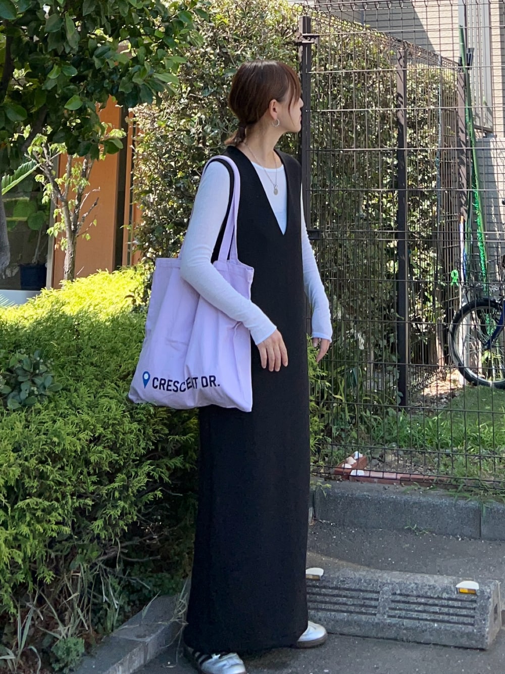 「シンプルコーデ、お出かけコーデ、秋コーデ、秋服準備はじめました、モノトーン、プチプラ、きれいめカジュアル、シアートップス、ワンピース、ジャンパースカート、トートバッグ、スニーカー」｜「OMNESのリブシアークルーネック長袖トップスカットソー（Tシャツ/カットソー、ホワイト系）」を使った、ＫＲさん（レディース・159cm）の夏コーディネートの1枚目の写真
