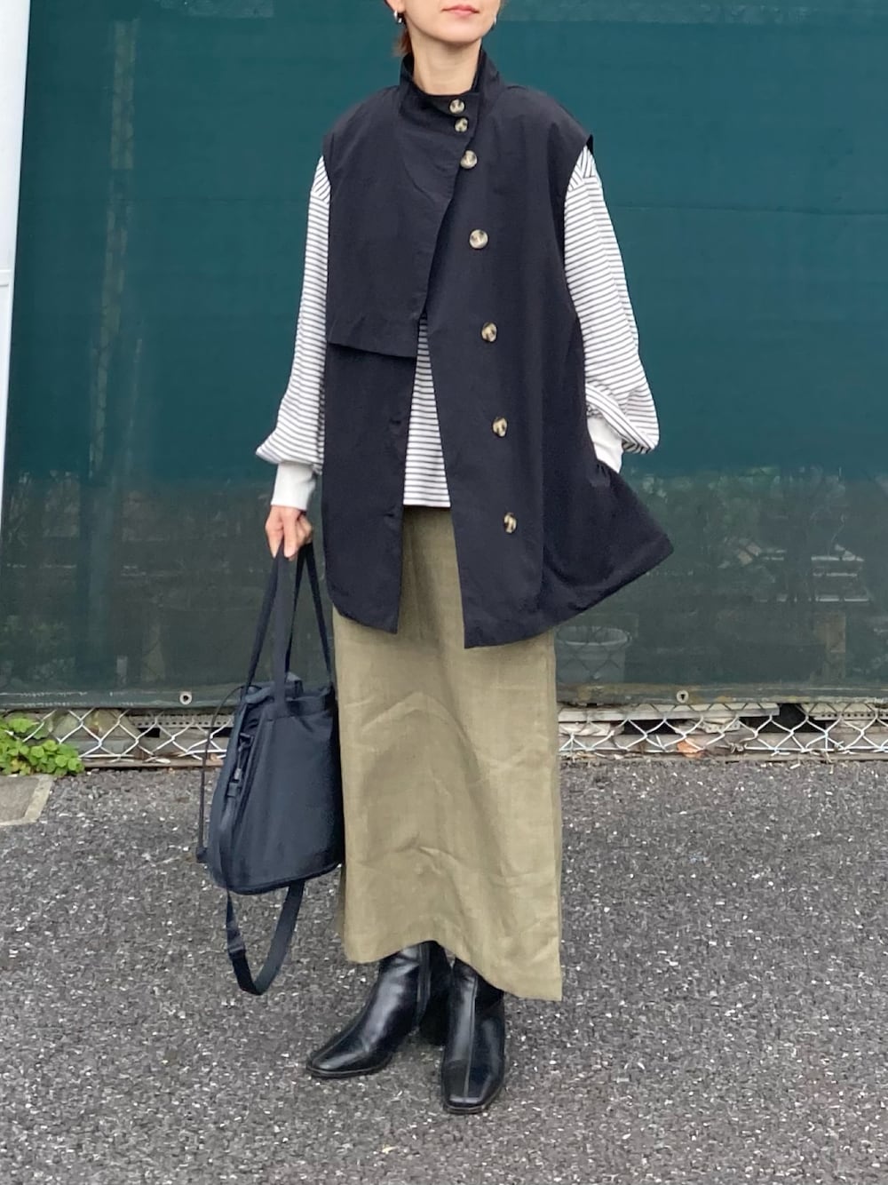 「春コーデ、シンプルコーデ、レイヤードスタイル、きれいめカジュアル、オフィスカジュアル、プチプラ、ベスト、春アウター、ボーダー、スリットスカート、ロングスカート、ハンドバッグ、UNIQLO U、ショートブーツ、スクエアトゥ」｜「OMNESのノースリーブスタンドカラージャケット（その他アウター、ブラック系）」を使った、ＫＲさん（レディース・159cm）の春コーディネートの1枚目の写真