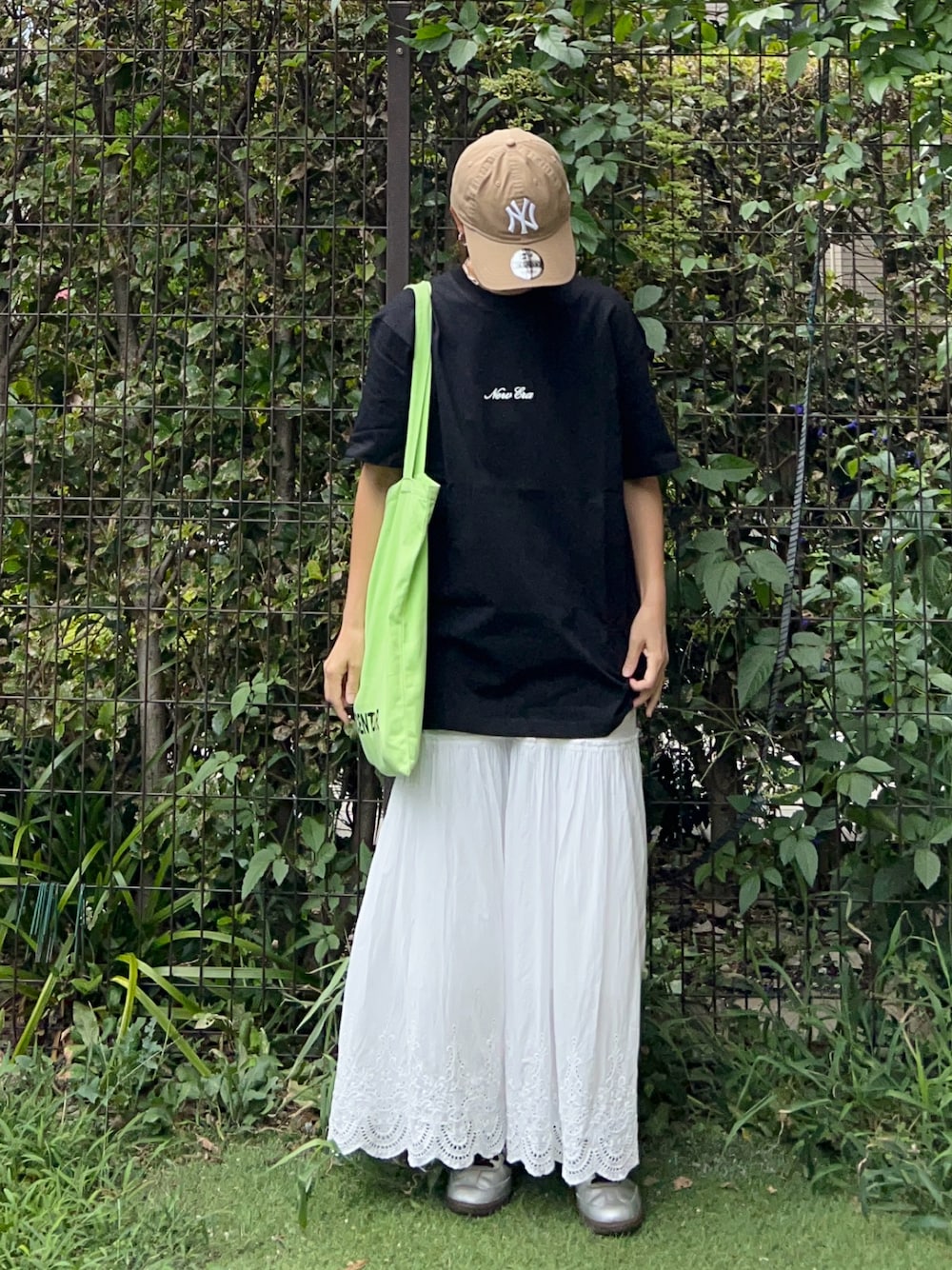 「夏コーデ、シンプルコーデ、モノトーン、プチプラ、NEW ERA、キャップ、ロゴT、Tシャツ、ロングスカート、スニーカー、トートバッグ、休日スタイル、きれいめカジュアル」｜「NEW ERAの【ユニセックス】NEW ERA/ニューエラ オーバーサイズ/バックプリントTシャツ 14670939/14670940/14670941（Tシャツ/カットソー、ブラック系）」を使った、ＫＲさん（レディース・159cm）の夏コーディネートの1枚目の写真