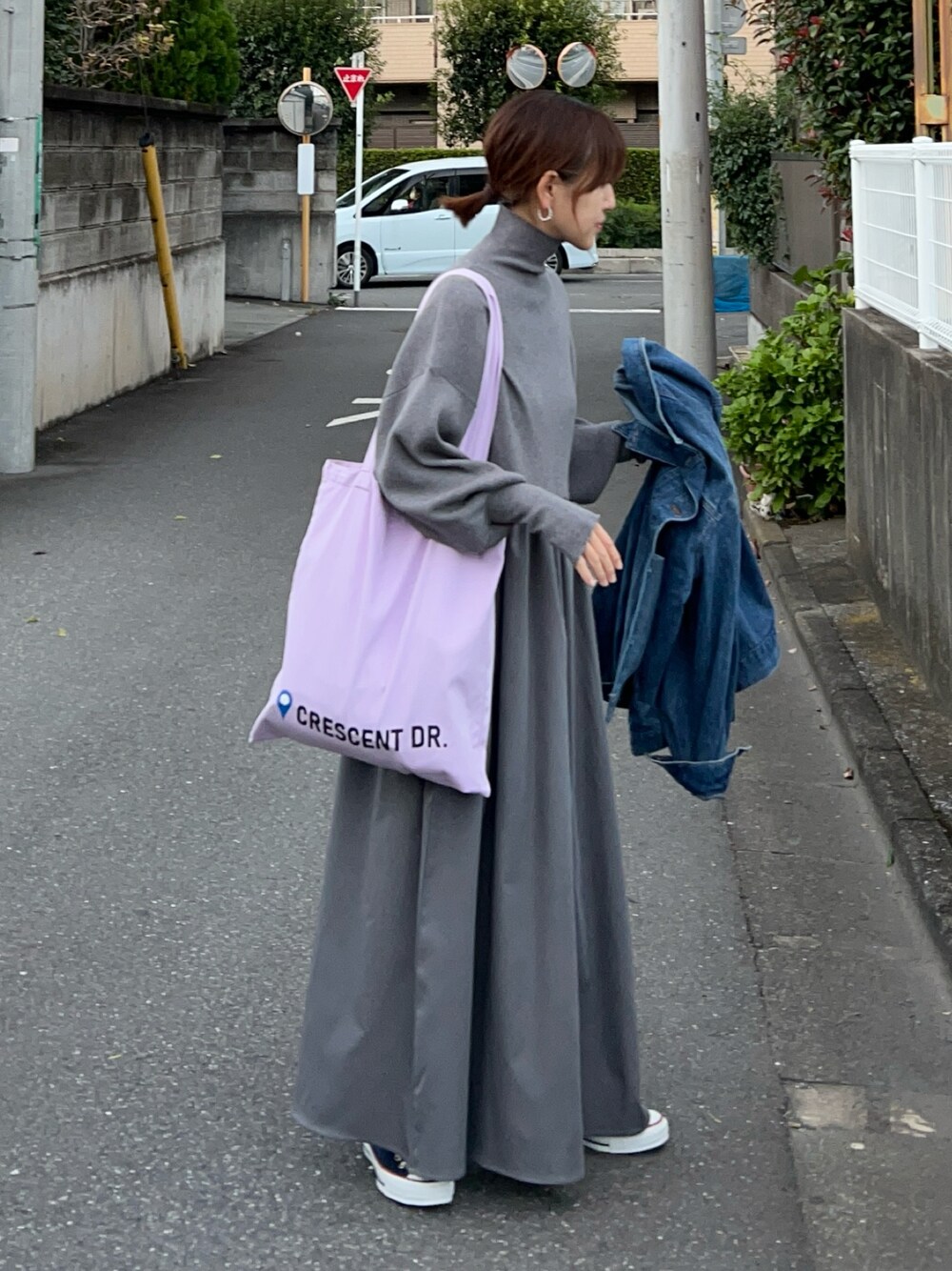 「秋冬コーデ、ニット、タートルネック、ワンピース、ロングワンピース、きれいめカジュアル、プチプラ、シンプルコーデ、お出かけコーデ、休日スタイル、トートバッグ、スニーカー、コンバース」｜「CORNERS by KRの【CORNERS by KR】指穴付きハイネックドッキングワンピース（ワンピース、グレー系）」を使った、ＫＲさん（レディース・159cm）の秋コーディネートの1枚目の写真