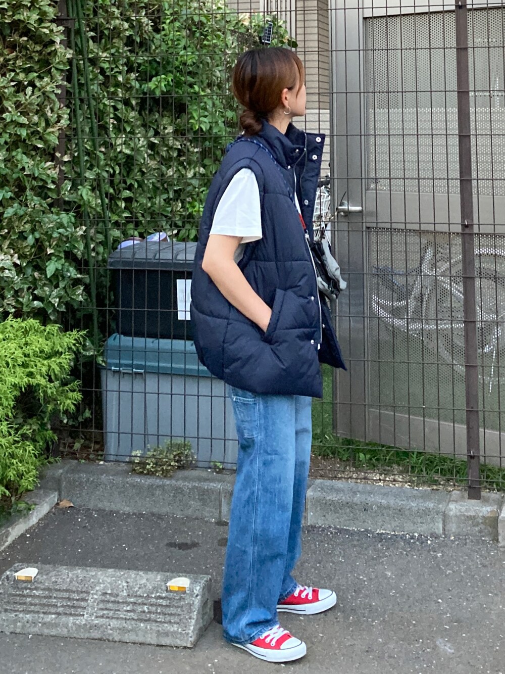 「秋服準備はじめました、秋コーデ、シンプルコーデ、レイヤードスタイル、休日スタイル、アウトドアスタイル、ストリート、プチプラ、ダウンベスト、ベスト、デニム、コンバース、スニーカー、ショルダーバッグ、きれいめカジュアル」｜「notch.の【 notch. by KR 】パデッドベスト（ダウンベスト、ブルー系）」を使った、ＫＲさん（レディース・159cm）の秋コーディネートの1枚目の写真