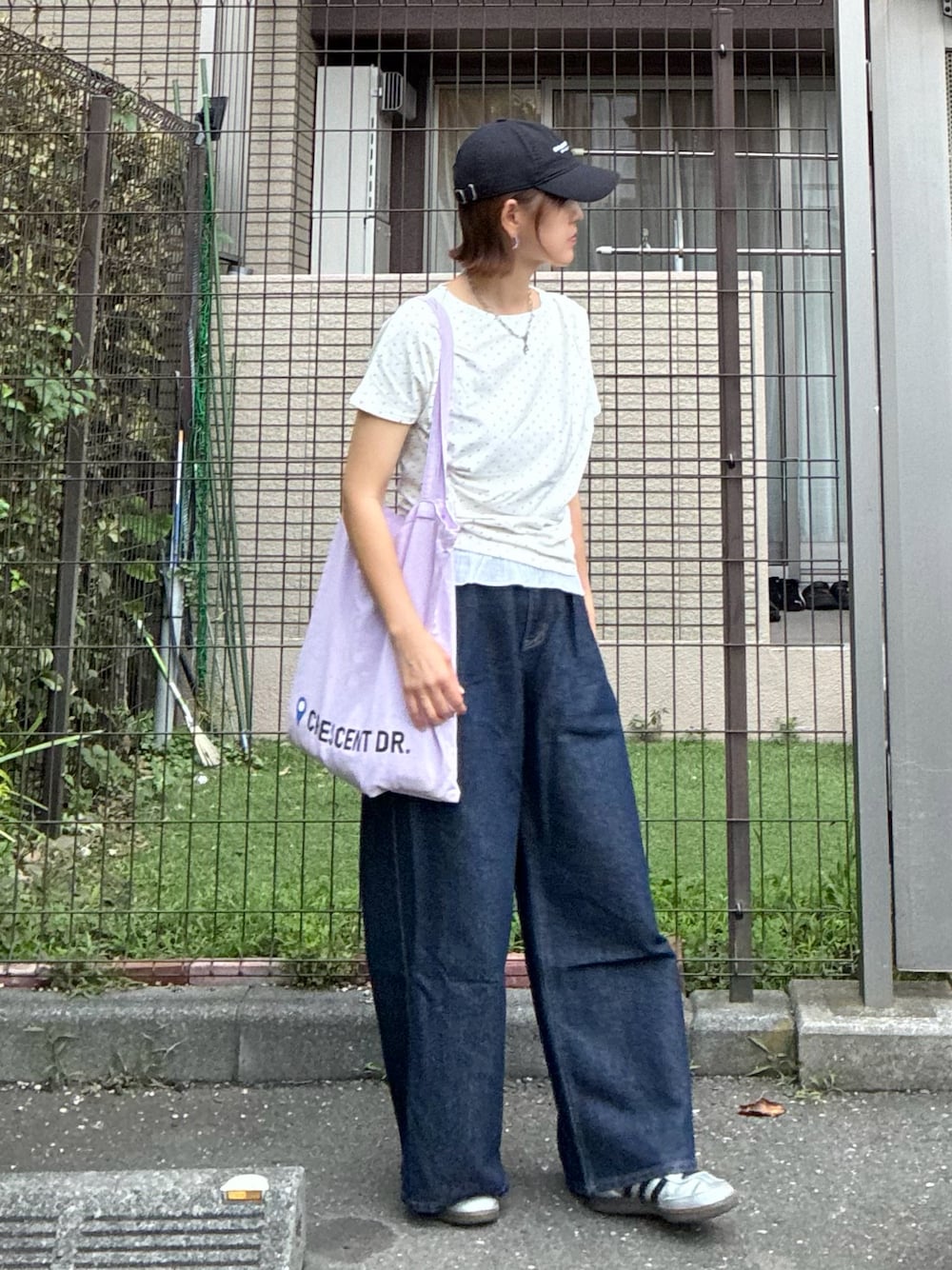 ホワイト系のTシャツ/カットソー、パープル系のトートバッグ、ブルー系のデニムパンツを着用したレディースの夏コーディネートの1枚目の写真