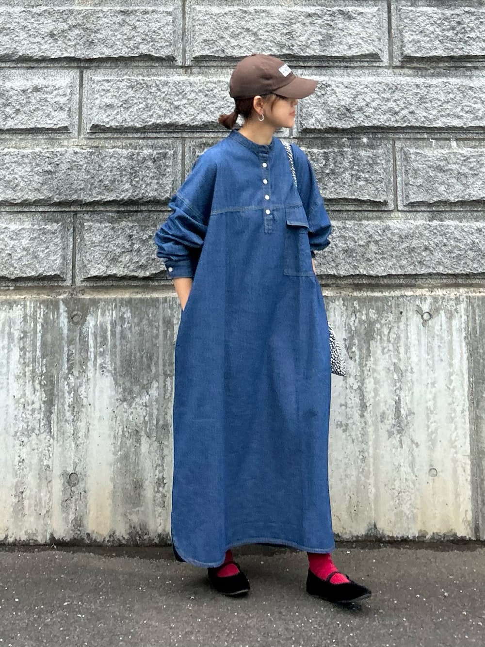 「春夏コーデ、シンプルコーデ、お出かけコーデ、デニム、ワンピース、ロングワンピース、プチプラ、きれいめカジュアル、大人カジュアル、カラーソックス、バレエシューズ、キャップ、トートバッグ、休日スタイル」｜「CORNERS by KRの【CORNERS by KR】デニムヘンリーネックワンピース（ワンピース、ブルー系）」を使った、ＫＲさん（レディース・159cm）の春コーディネートの1枚目の写真