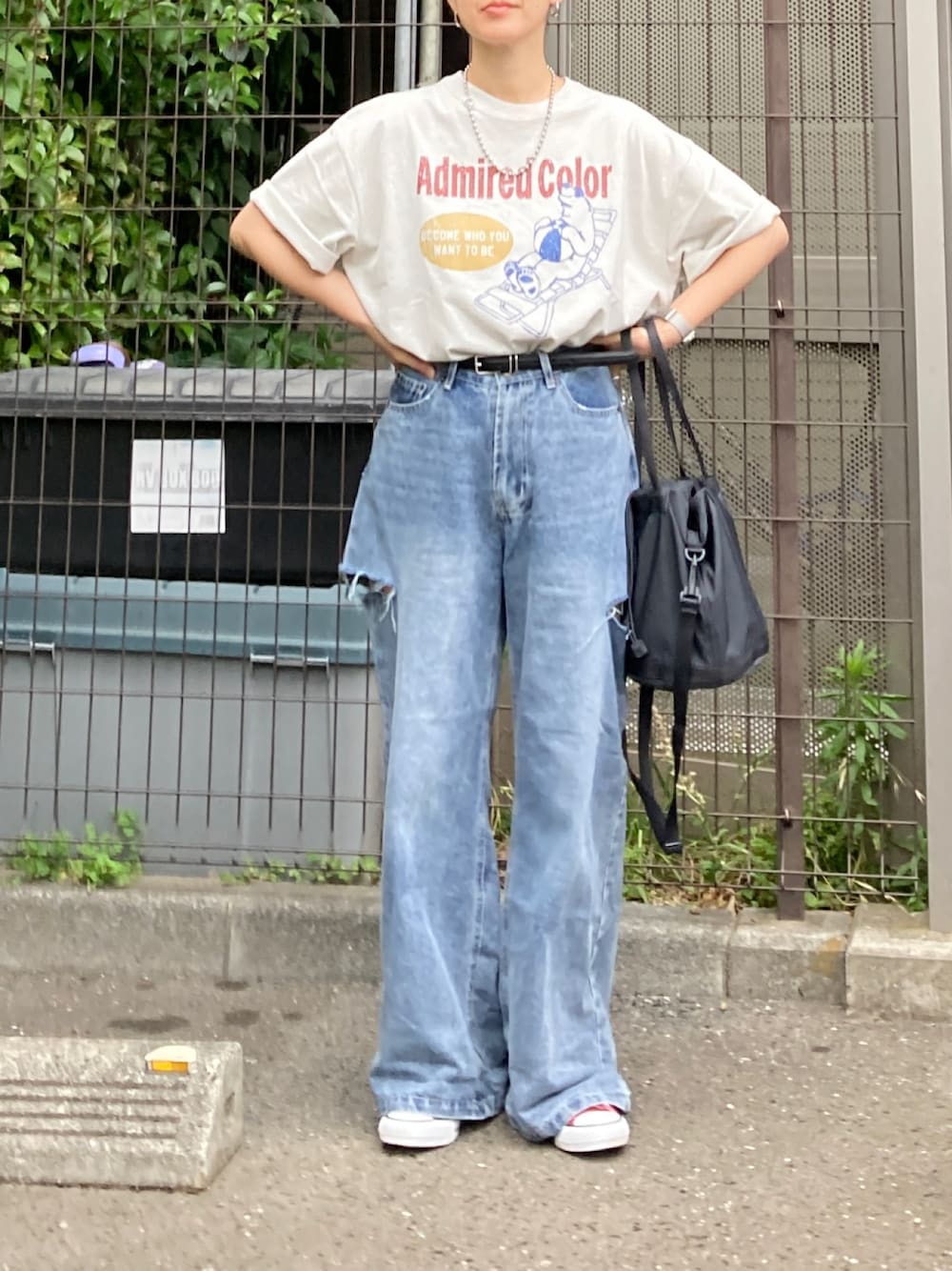 ベージュ系のTシャツ/カットソー、ブルー系のデニムパンツ、ブラック系のバッグを着用したレディースの夏コーディネートの1枚目の写真