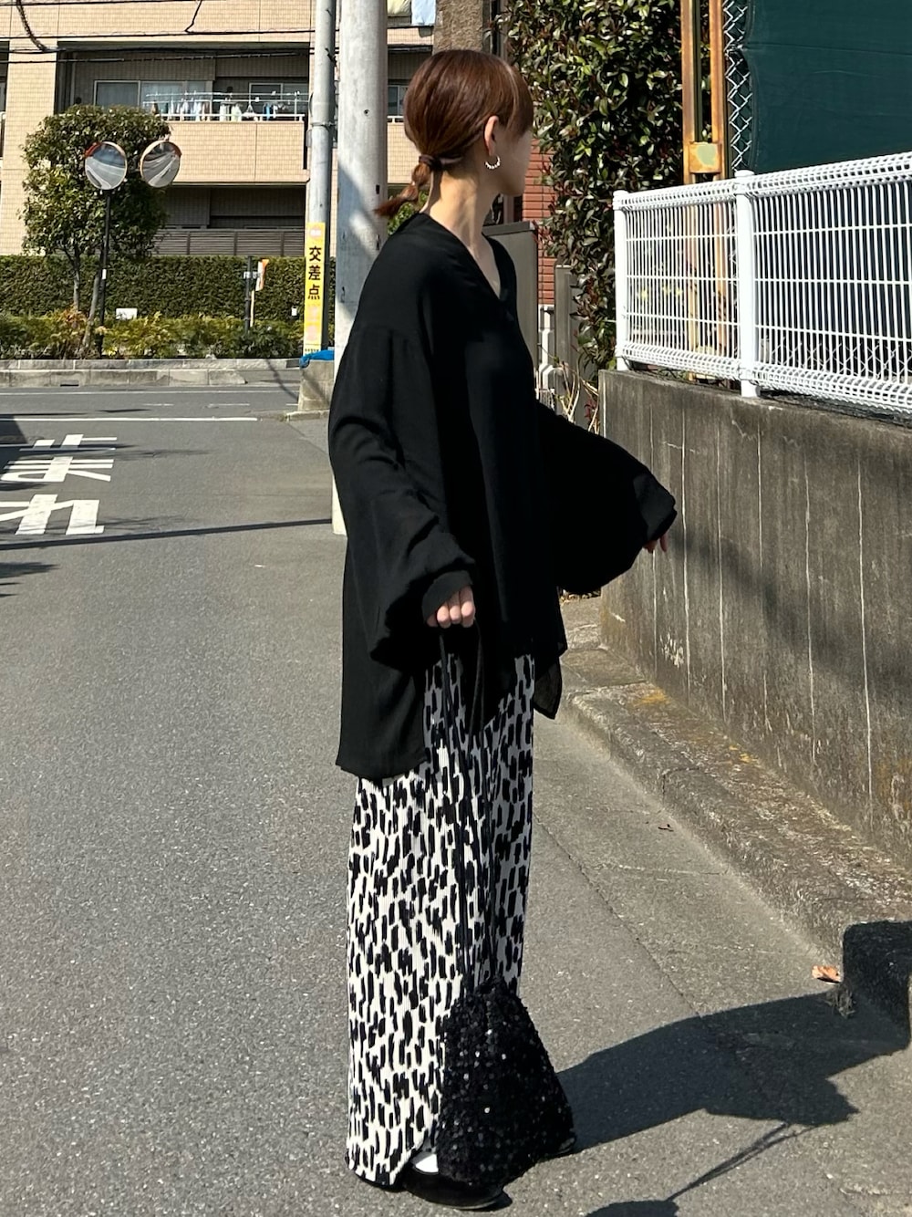 ブラック系のシャツ/ブラウス、ブラック系のショルダーバッグ、ホワイト系のその他パンツを着用したレディースの春コーディネートの1枚目の写真