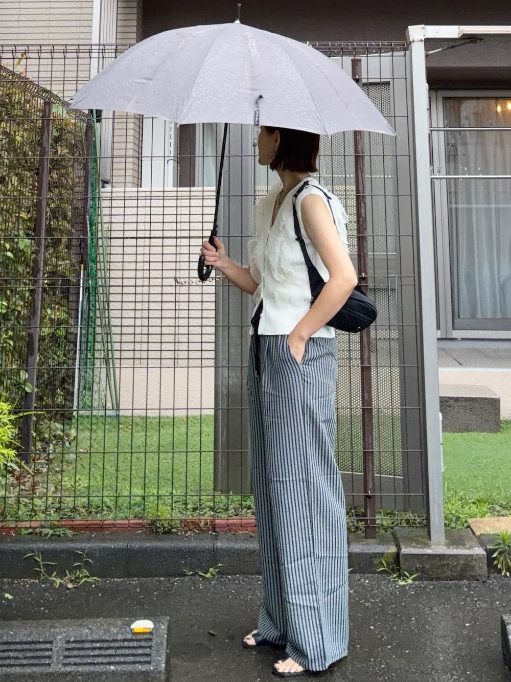 ホワイト系のカーディガン/ボレロ、ブラック系のボディバッグ/ウエストポーチ、グレー系のその他パンツを着用したレディースの夏コーディネートの1枚目の写真