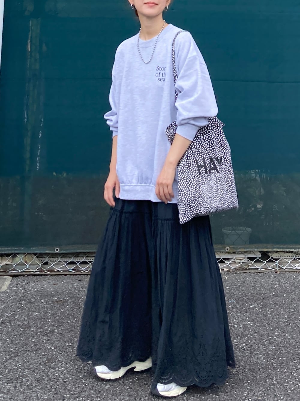 「秋コーデ、秋服準備はじめました、シンプルコーデ、お出かけコーデ、モノトーン、きれいめカジュアル、休日スタイル、プチプラ、スウェット、ロングスカート、スニーカー、厚底シューズ、トートバッグ」｜「WEGOのWEGO/【23年秋冬新作】クルーネックスウェット【WEB限定】（スウェット、その他）」を使った、ＫＲさん（レディース・159cm）の秋コーディネートの1枚目の写真