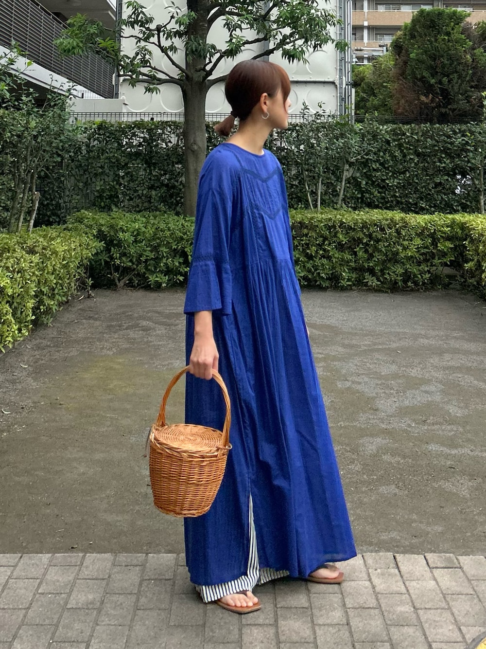 「レイヤードスタイル、休日スタイル、リゾートスタイル、ワンピース、ロングワンピース、夏コーデ、お出かけコーデ、デートコーデ、きれいめカジュアル、ワイドパンツ、プチプラ、サンダル、かごバッグ」｜「notch.の【 notch. by KR 】レース切替ルーズボイルワンピース（ワンピース、ブルー系）」を使った、ＫＲさん（レディース・159cm）の夏コーディネートの1枚目の写真
