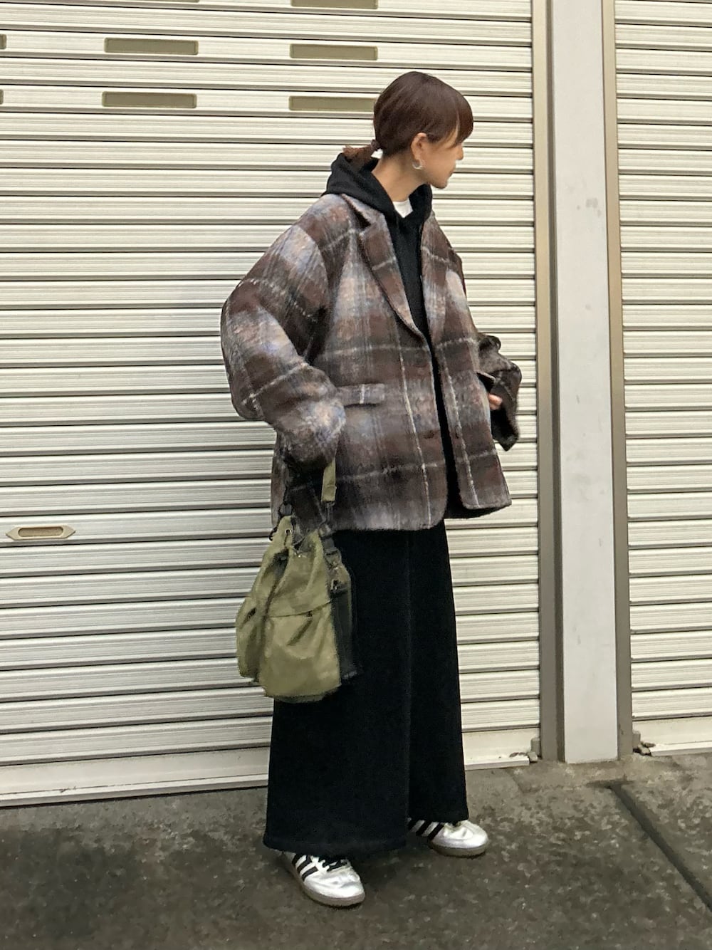 「休日スタイル、レイヤードスタイル、きれいめカジュアル、大人カジュアル、冬コーデ、お出かけコーデ、冬アウター、ピーコート、チェック、パーカー、スウェット、ロングスカート、スニーカー、ハンドバッグ、プチプラ」｜「notch.の【 notch.by yui 】 シャギービッグテーラージャケット（ピーコート、ブラウン系）」を使った、ＫＲさん（レディース・159cm）の秋コーディネートの1枚目の写真