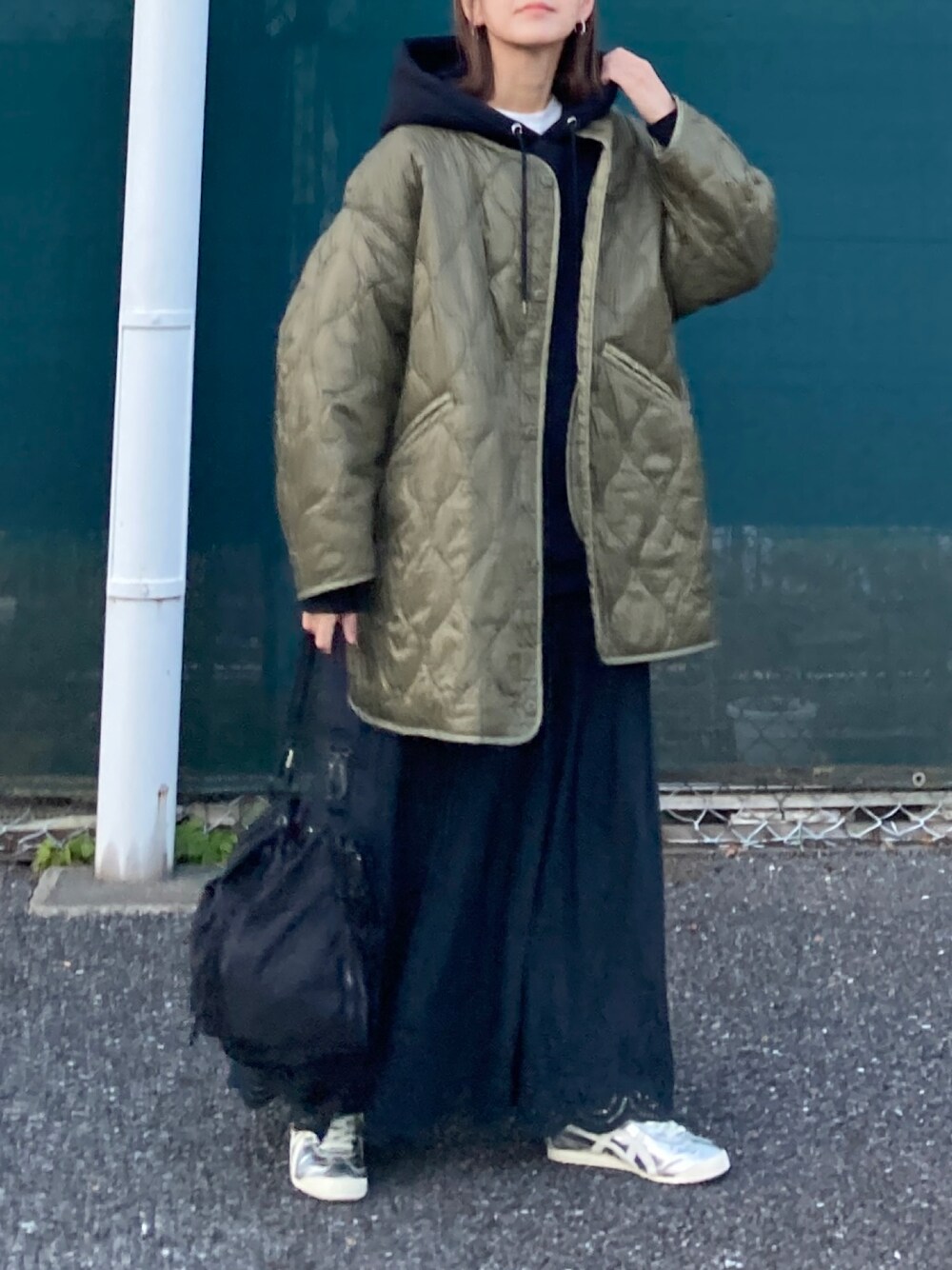 「冬コーデ、シンプルコーデ、レイヤードスタイル、休日スタイル、キルティング、冬アウター、パーカー、スウェット、ロングスカート、スニーカー、メタリック、ビッグシルエット、マイベストコーデ2023、クリスマスに着たい服、新星WEARISTAにエントリー」｜「notch.の【 notch. by KR 】裏起毛パーカー（パーカー、ブラック系）」を使った、ＫＲさん（レディース・159cm）の冬コーディネートの1枚目の写真