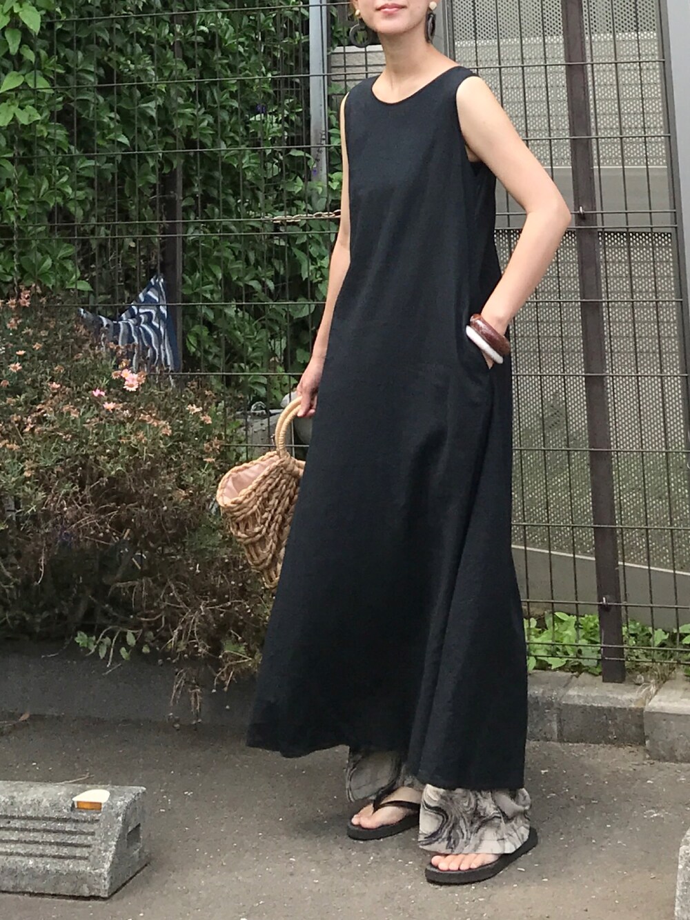 「シンプルコーデ、ママコーデ、大人カジュアル、夏コーデ、ノースリーブ、ロングワンピース、リネン、レイヤードスタイル、ビーチサンダル」｜「fredy emueの【WEB限定】レーヨン麻ノースリーブワンピース（ワンピース、ブラック系）」を使った、ＫＲさん（レディース・159cm）の夏コーディネートの1枚目の写真