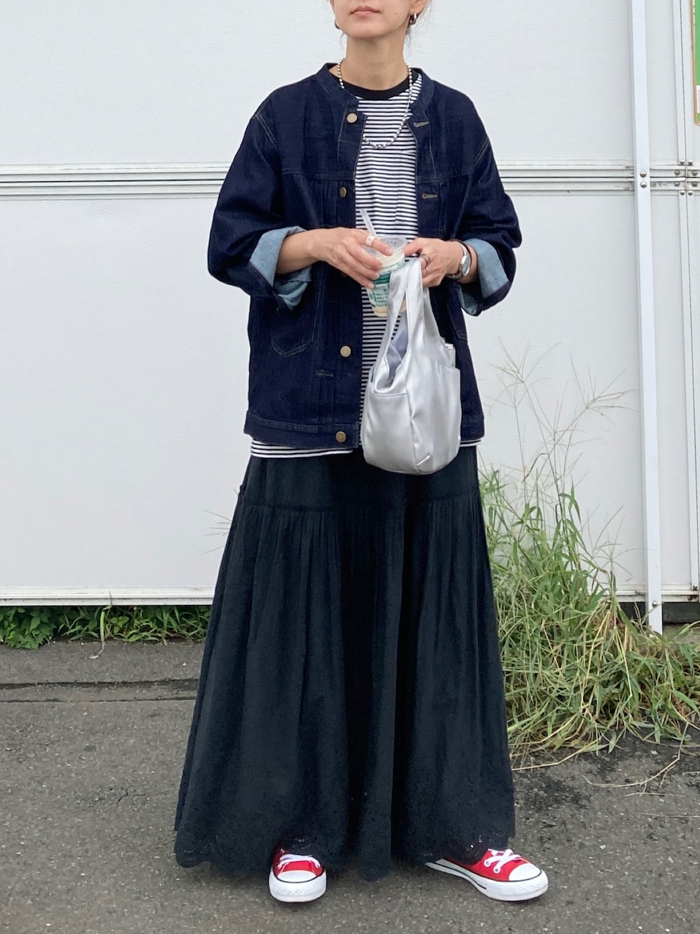 「秋服まるっと大公開、秋コーデ、シンプルコーデ、お出かけコーデ、プチプラ、きれいめカジュアル、休日スタイル、デニム、デニムジャケット、ジャケットスタイル、ボーダー、ロングスカート、コンバース、スニーカー、ハンドバッグ」｜「LBCのLBCデニムノーカラージャケット（デニムジャケット、ブルー系）」を使った、ＫＲさん（レディース・159cm）の秋コーディネートの1枚目の写真