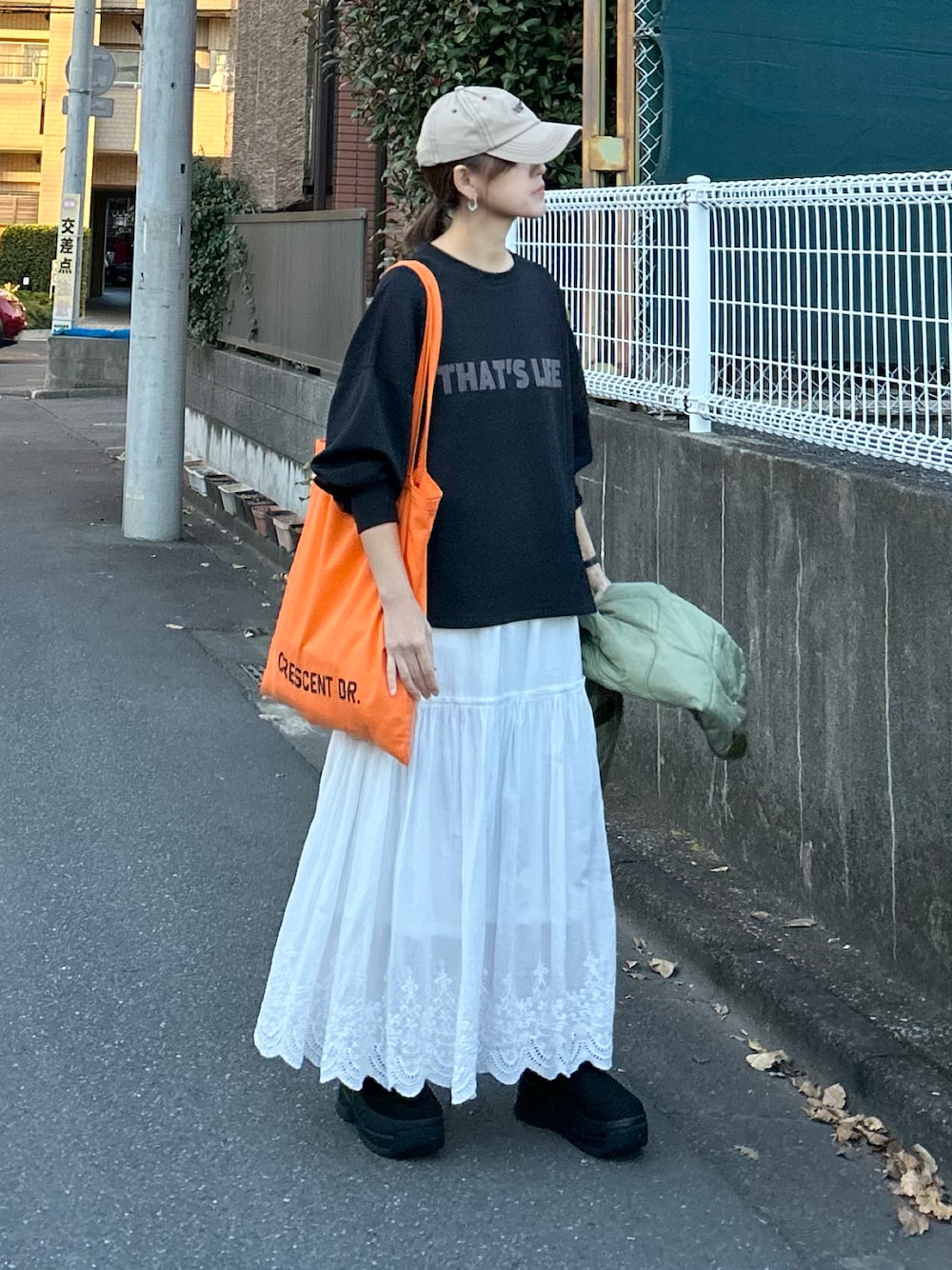 「シンプルコーデ、スウェット」｜「OMNESのソフトダンボールニットフロッキープリントプルオーバー（Tシャツ/カットソー、ブラック系）」を使った、ＫＲさん（レディース・159cm）の冬コーディネートの1枚目の写真