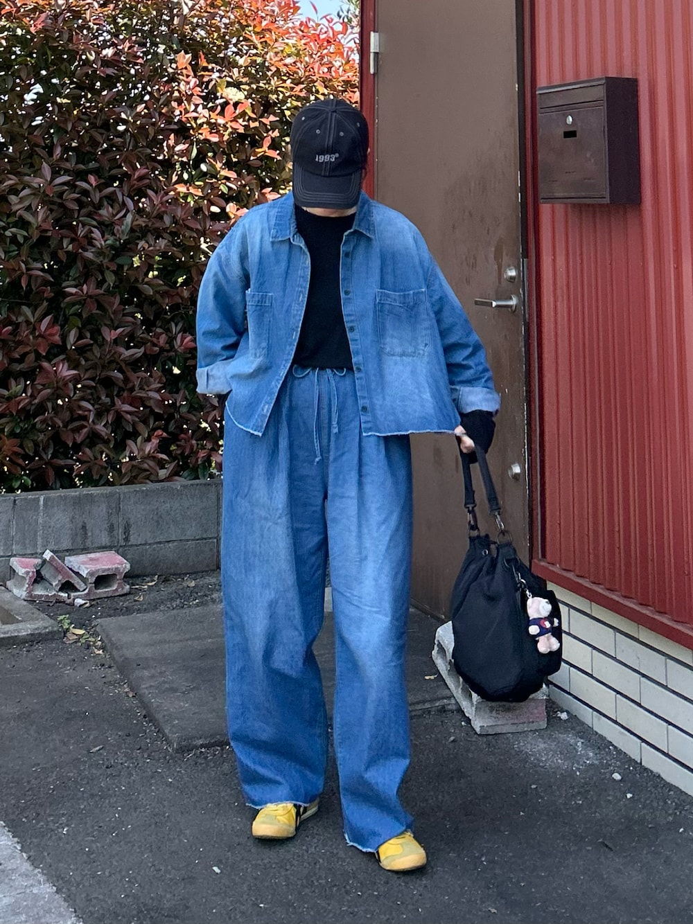 「セットアップ、デニム、デニムジャケット、デニムシャツ、デニムパンツ、春夏コーデ、大人カジュアル、きれいめカジュアル、プチプラ、休日スタイル、アウトドアスタイル、スニーカー、キャップ、ショルダーバッグ」｜「niciの【NICI/ニキ】キーホルダー アニマル キーリング（チャーム、ベージュ系）」を使った、ＫＲさん（レディース・159cm）の春コーディネートの1枚目の写真