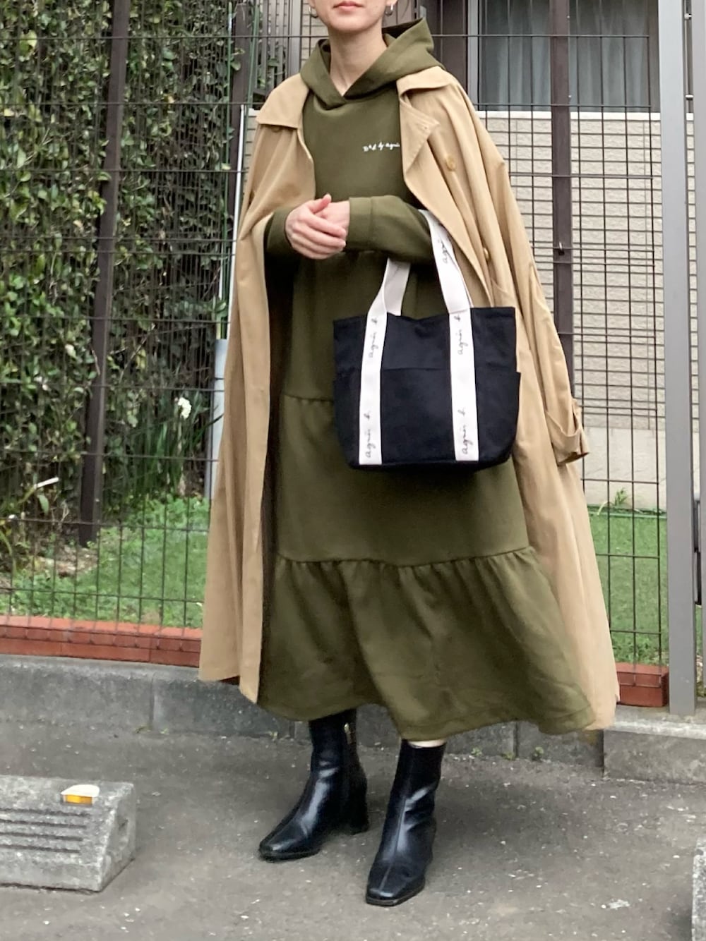 グリーン系のワンピース、ブラック系のトートバッグを着用したレディースの春コーディネートの1枚目の写真