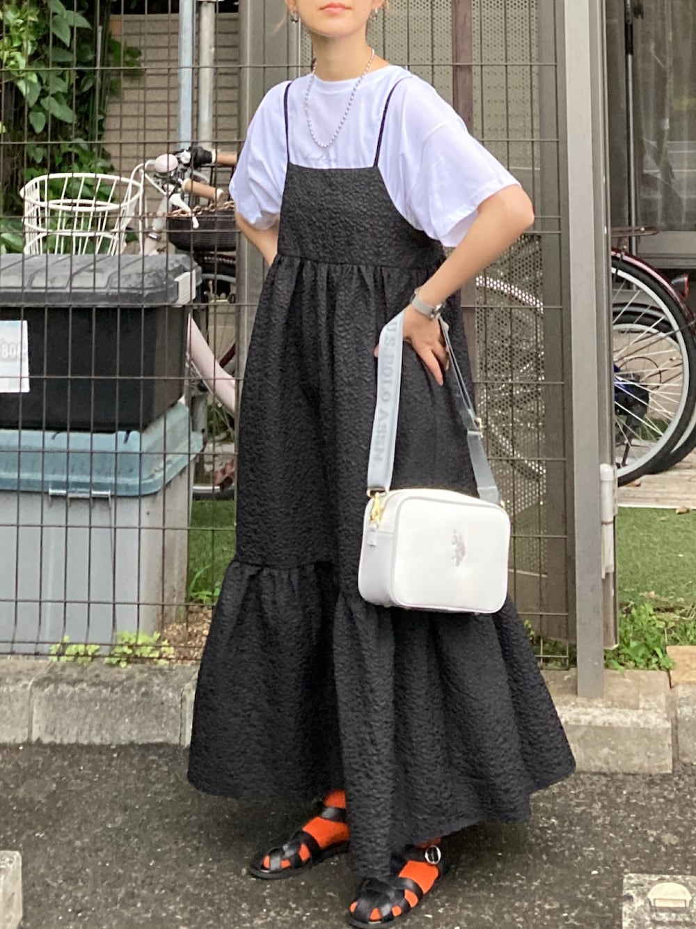 「このスタイルがお気に入り、レイヤードスタイル、休日スタイル、シンプルコーデ、きれいめカジュアル、プチプラ、キャミワンピ、ロングワンピース、白Tシャツ、ショルダーバッグ、カラーソックス、グルカサンダル、お出かけコーデ、モノトーン」｜「recaの筆記体プリントルーズＴシャツ（Tシャツ/カットソー、ホワイト系）」を使った、ＫＲさん（レディース・159cm）の夏コーディネートの1枚目の写真