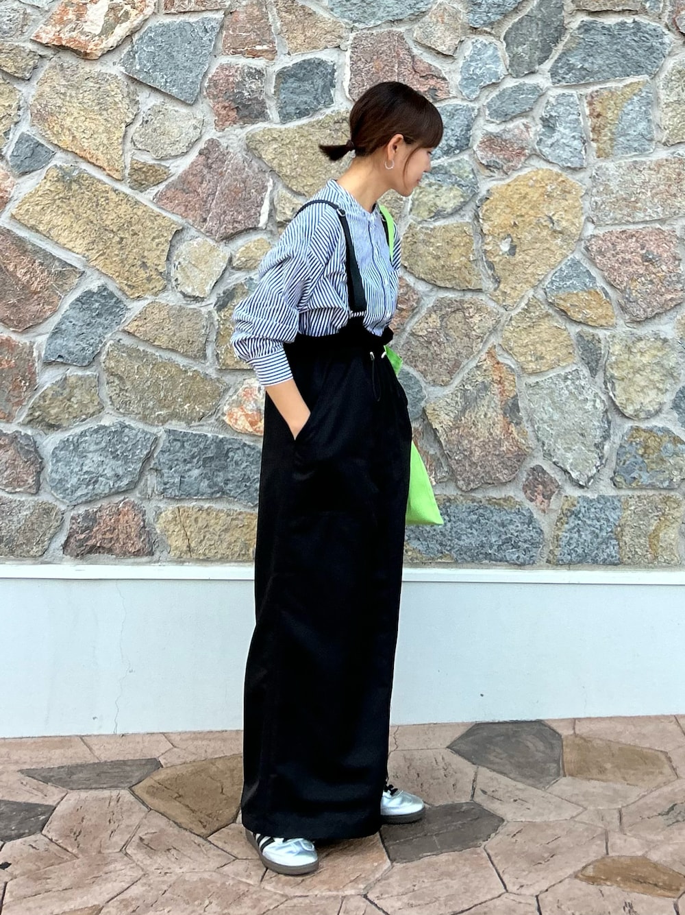 「秋っぽコーデ更新中、秋コーデ、休日スタイル、レイヤードスタイル、シャツスタイル、ストライプシャツ、ジャンパースカート、ロングスカート、ハイウエスト、モノトーン、トートバッグ、スニーカー、プチプラ、きれいめカジュアル」｜「OMNESのコットンブロードバンドカラー長袖シャツ（シャツ/ブラウス、ブラック系）」を使った、ＫＲさん（レディース・159cm）の秋コーディネートの1枚目の写真